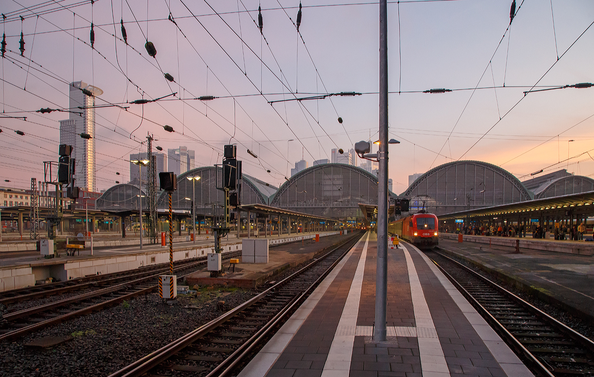 
Ein frühmorgendlicher Blick auf den Hauptbahnhof Frankfurt am Main am 27.12.2015.