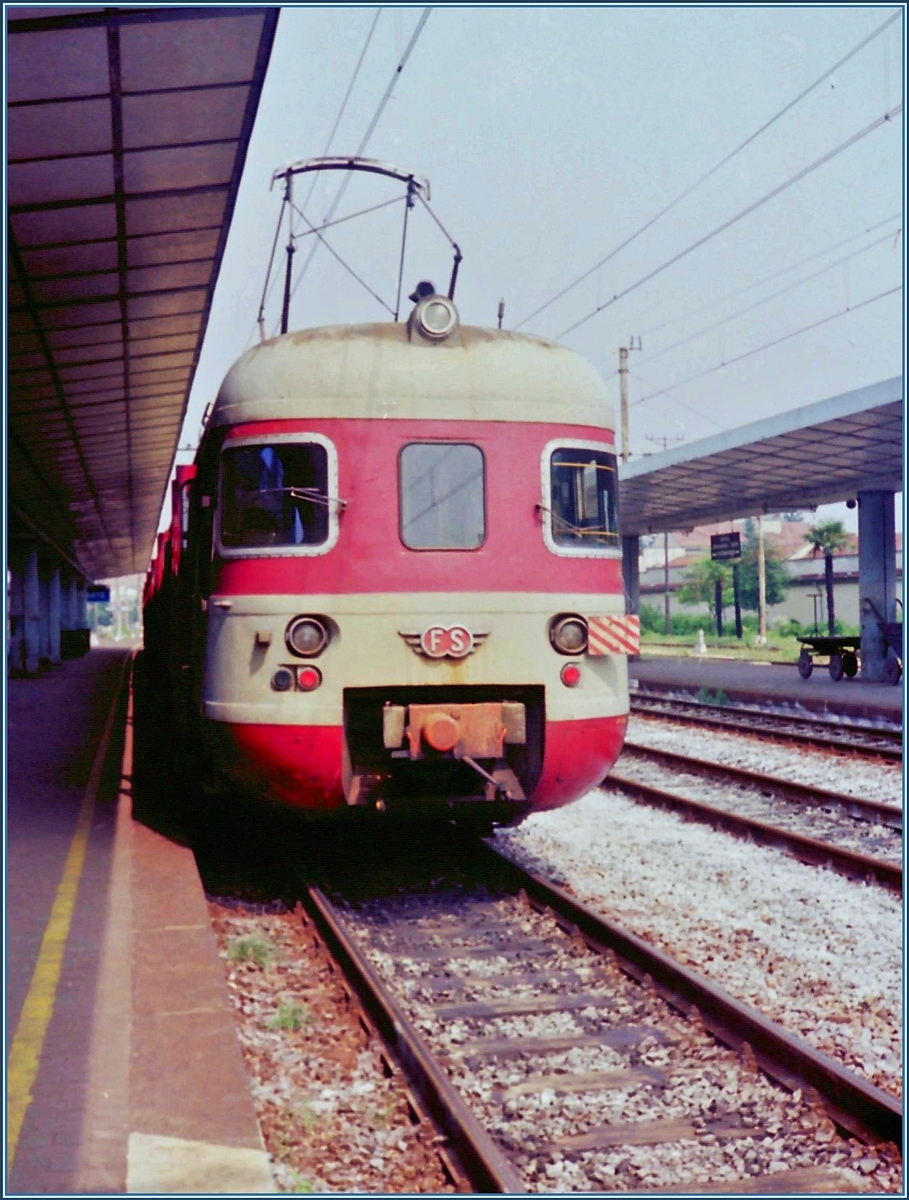 Ein FS Ale 801 wartet in Gallarate auf seine Abfahrt nach Luino.

Analogbild von Juni 1990