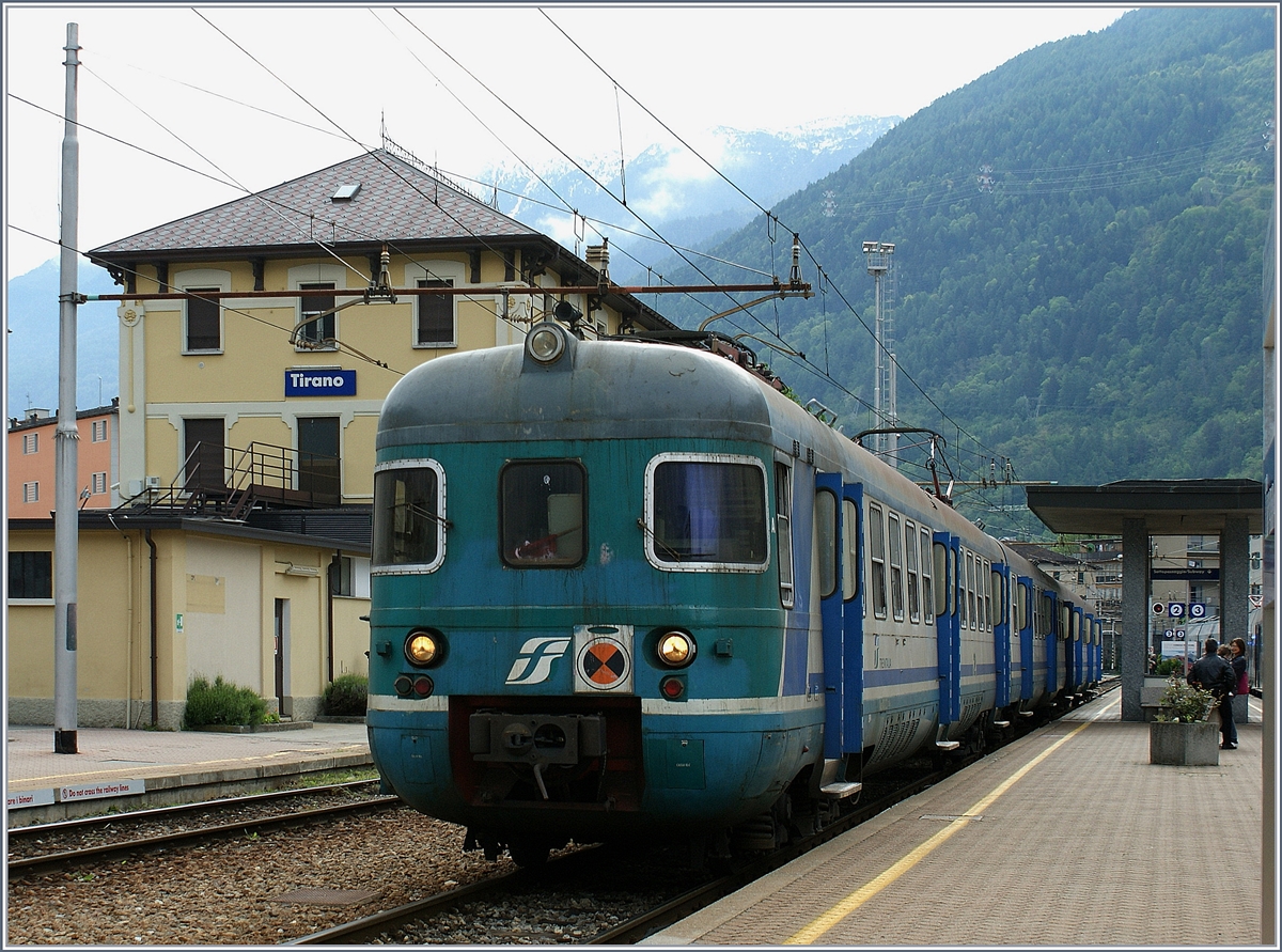 Ein FS Ale 803 wartet in Tirano auf die Abfahrt nach Sondrio. Leider sind die formschönen Triebzüge inzwischen nicht mehr in Betrieb.
9. Mai 2010