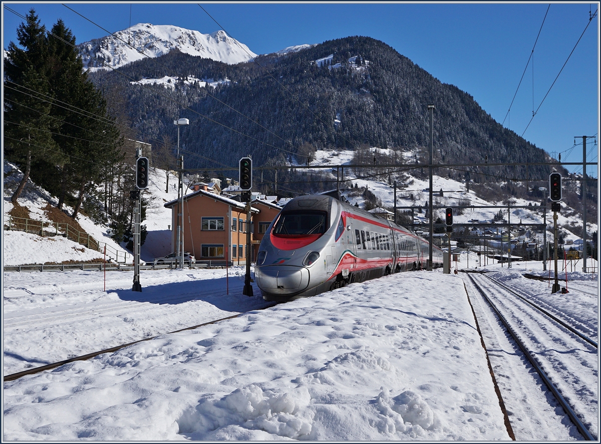 Ein FS ETR 610 auf der Fahrt von Zürich nach Milano als EC 15 bei der Durchfahrt in Airolo. 11. Feb. 2016