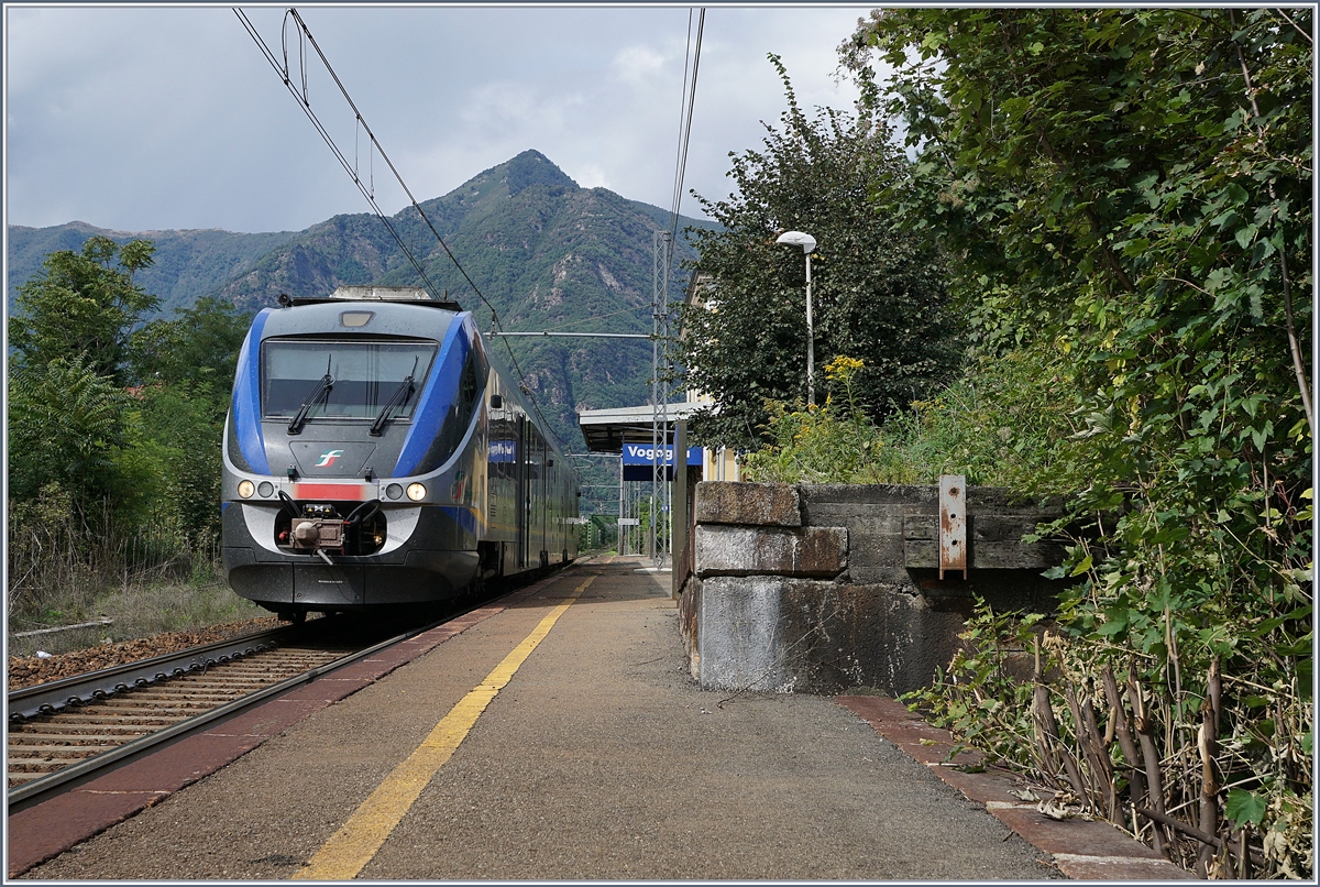 Ein FS Trenitalia Ale 501 ME (Minuetto), unterwegs von Domodossola nach Novara beim kurzen Halt in Vogona.
18. Sept. 2017