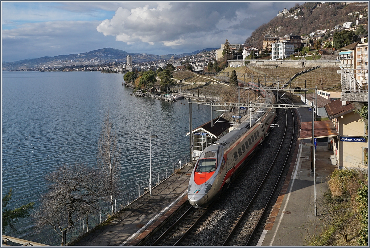 Ein FS Trenitalia ETR 610 als EC 34 bei der Durchfahrt in Veytaux-Chillo.
3. Feb. 2018