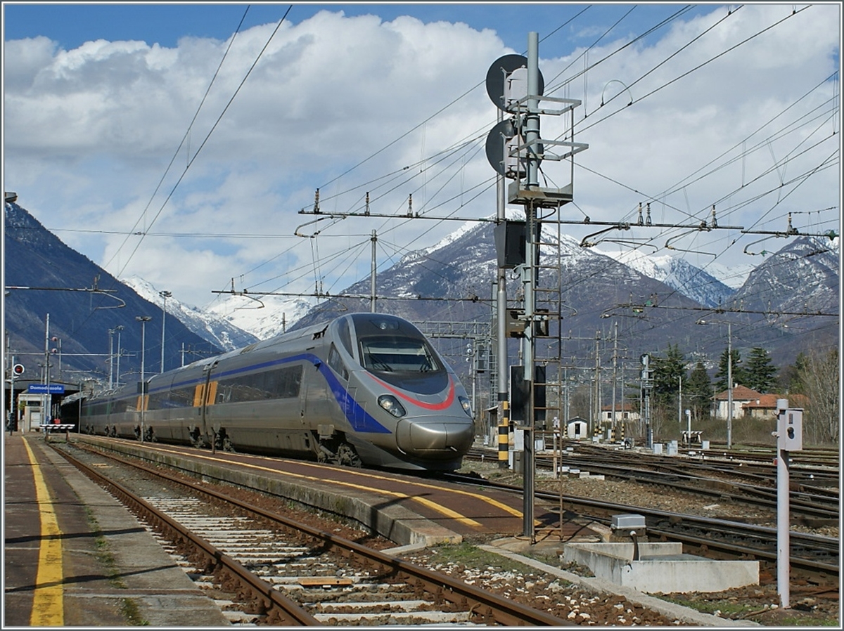 Ein FS Trenitalia ETR 610 in CIS-Farbgebung wartet in Domodossola auf die Weiterfahrt nach Milano. 

31. März 2010 
