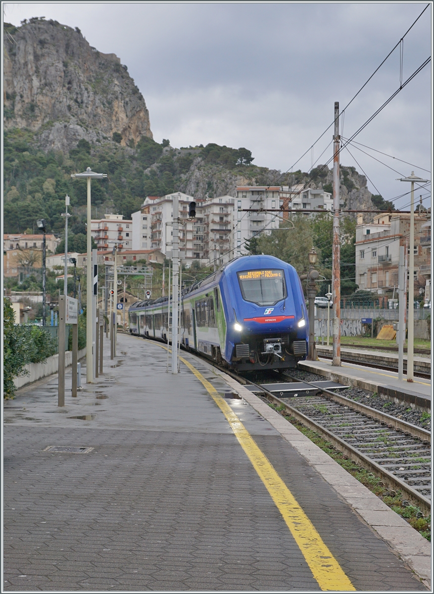 Ein FS Trenitalia HTR 412  Blues  ist als R 5361 von Messina nach Palermo unterwegs und erreicht Cefalù. 

6. März 2026
