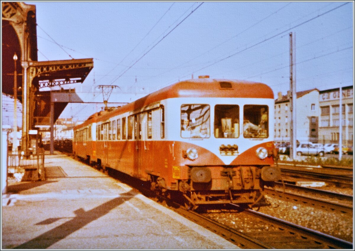 Ein ganz altes Bild aus einem Bahnhof, der bald nach dieser Aufnahme stillgelegt wurde. Ein SNCF Nahverkehrszug der Serie Z 7100 beim Halt in Lyon Halt in Lyon Brotteaux.
Freilich hatte der recht grosse Bahnhof überregionalen Charakter, auch TGV und andere Fernzüge hielten in Lyon Brotteaux.

Der Bahnhof wurde am 1. Juni 1859 eröffnet und nach der Inbetriebnahme des TGV Sud-Est bald darauf durch den 700 Meter südlich neu erbauten Bahnhof Lyon-Part-Dieu ersetzt. Der Bahnhof Lyon Brotteaux wurde am 13. Juni 1983 geschlossen.

29. Dezember 1982