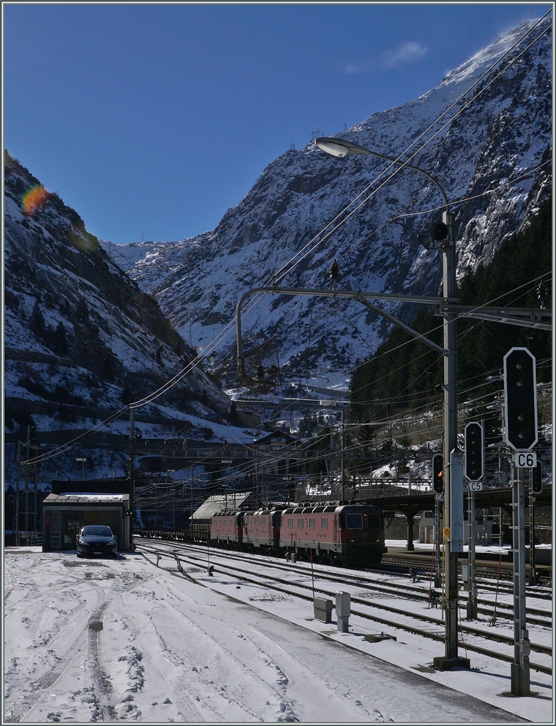 Ein geballte Karft kommt von Süden in Göschenen aus dem Gotthard Tunnel: eine Re 4/4 II im Sandwich von zwei Re 6/6!
11. Feb. 2016