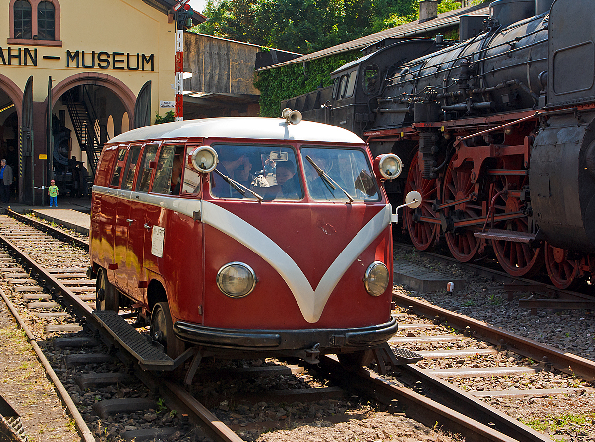 
Ein heute schon ungew�hnliches Schienenfahrzeug....
Die BA-Draisine (Bahnamtsdraisinen)  mit einer VW-Bus-Karosserie  Klv 20-5026  der DGEG am 31.05.2014 im DGEG Museum in Neustadt an der Weinstra�e.

Das Fahrzeug vom Typ GBA 1 auf Basis einer  VW-Bus-Karosserie wurde 1955 WMD (Waggon- und Maschinenbau GmbH Donauw�rth) unter der Fabriknummer 1935 gebaut und an die Deutsche Bundesbahn (DB) Klv 20-5026 (Klv = Kleinwagen mit Verbrennungsmotor)  geliefert. Die Ausmusterung erfolgte 1977.

Ab 1954 wurde der Prototyp einer BA-Draisine mit einer VW-Bus-Karosserie von der DB getestet. Von dem daraus entwickelten Serienfahrzeug des Typs  GBA1  wurden 1955 30 St�ck gebaut und an die DB ausgeliefert. Die Lieferung erfolgte zu je 15 Fahrzeugen durch die beiden Firmen Martin Beilhack Maschinenfabrik und Hammerwerk GmbH Rosenheim (MB) und Waggon- und Maschinenbau GmbH Donauw�rth (WMD). Die BA-Draisinen dienten den Bahn�mtern zur Streckenbereisung und Kontrolle der Bahnanlagen. Die meisten dieser 31 Fahrzeuge wurden bis Ende der 1970er Jahre ausgemustert. Nach aktuellen Erkenntnissen blieben 7 Fahrzeuge bei Eisenbahnfreunden erhalten.

Beschreibung
Beim Bau dieser Draisinentype wurde die Karosserie der Kombi-Ausf�hrung des Transporter T1a von Volkswagen verwendet. Von der Volkswagen AG wurde die komplette Karosserie mit eingeschwei�tem Hilfsrahmen sowie die Antriebseinheit mit 24,5 PS-Benzin-Boxermotor in Industrieausf�hrung und angebautem mechanischen Viergang-Getriebe zugeliefert. Die Karosserie wurde auf einen zus�tzlichen geschwei�ten Hauptrahmen gesetzt. An diesem war mittig eine hydraulische Hebevorrichtung befestigt, die ein Drehen des Fahrzeuges auf der Stelle zum Richtungswechsel oder Ausgleisen erm�glichte.

Urspr�nglich waren an den Draisinen beide originalen VW-Scheinwerfer und das rechte R�cklicht in Betrieb. Der in Fahrtrichtung linke Scheinwerfer wurde zur Signalisierung des damals noch verwendeten Falschfahrt-Spitzensignals (Zg 2 - eine rote und eine wei�e Laterne) zus�tzlich mit einer roten Standlicht-Gl�hbirne versehen. Damit sie entsprechend der Vorschrift sichtbar wird, mu�te in diesem Fall die wei�e Bilux-Lampe dieses Scheinwerfers durch den daf�r vorgesehenen Schalter ausgeschaltet werden. Mit der Sonderarbeit 5/56/I (Anbau der neuen Signalleuchten und Signalst�tzen) wurden ab Mai 1956 die VW-Leuchten abgeklemmt und �berstrichen. Stattdessen wurden die neu bei allen Nebenfahrzeugen vorgeschriebenen Standartlampen vorne (2 x wei�) und hinten (1 x rot) eingebaut.
 
Technische Daten:
  
Spurweite: 1.435 mm
Achsfolge: 1A
DB-Stammnummer:  Klv 20
DB-Bauart (BA): 200
L�nge �ber Alles:  4.100 mm
Karosserie: 3-t�rig, VW Typ 221
Achsstand  2.400 mm
gr��te Breite:  1.700 mm
gr��te H�he �ber Schienenoberkante:  1.900 mm
Raddurchmesser neu: 550 mm
Achslast:  1.100 kg
Eigengewicht:  1.500 kg
zul. Ladegewicht:  700 kg
zul. Personen: Fahrer + 7
zul. Gesamtgewicht: 2.200 kg
Kraftstoffvorrat:  40 l
H�chstgeschwindigkeit:  50 km/h
Bremse: Trommelbremse, an allen 4 R�dern
Betriebsbremse: Ate-Fu�pedal-Bremse, hydraulisch, auf alle 4 R�der wirkend
Feststellbremse: Handhebel-Seilzug-Bremse, mechanisch, auf die 2 Hinterr�der wirkend
      
Motor: luftgek�hlter 4-Zylinder 4-Takt VW-Benzin-Motor  (Boxermotor), vom Typ 122
Motorleistung:  20 kW (27 PS)
Drehzahl:  3.000 U/min
Hubraum: 1.192 ccm
    
Elektrische Anlage:  6 V, 70 Ah
    
Getriebe: ZF mechanisches 4-Gang Schaltgetriebe  (4 Vorw�rts-, 1 R�ckw�rtsgang), Typ  S 4-7,  
Antriebsart: Schaltgetriebe auf Hinterachse


