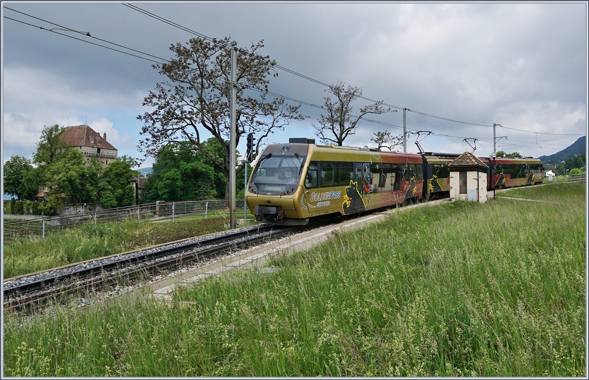 Ein hier eher selten zu sehender Lenkerpendel (Bt 244 - Be 4/4 5004 - ABt 344) auf der Fahrt nach Zweisimmen bei Châtelard VD. 

6. Mai 2020