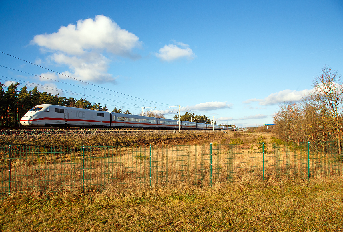 
Ein ICE 2 Vollzug (zwei gekuppelte ICE-2-Halbzüge) fährt am 29.12.2016 bei Feucht, über die Neubaustrecke Nürnberg–Ingolstadt (KBS 900), in Richtung Ingolstadt.