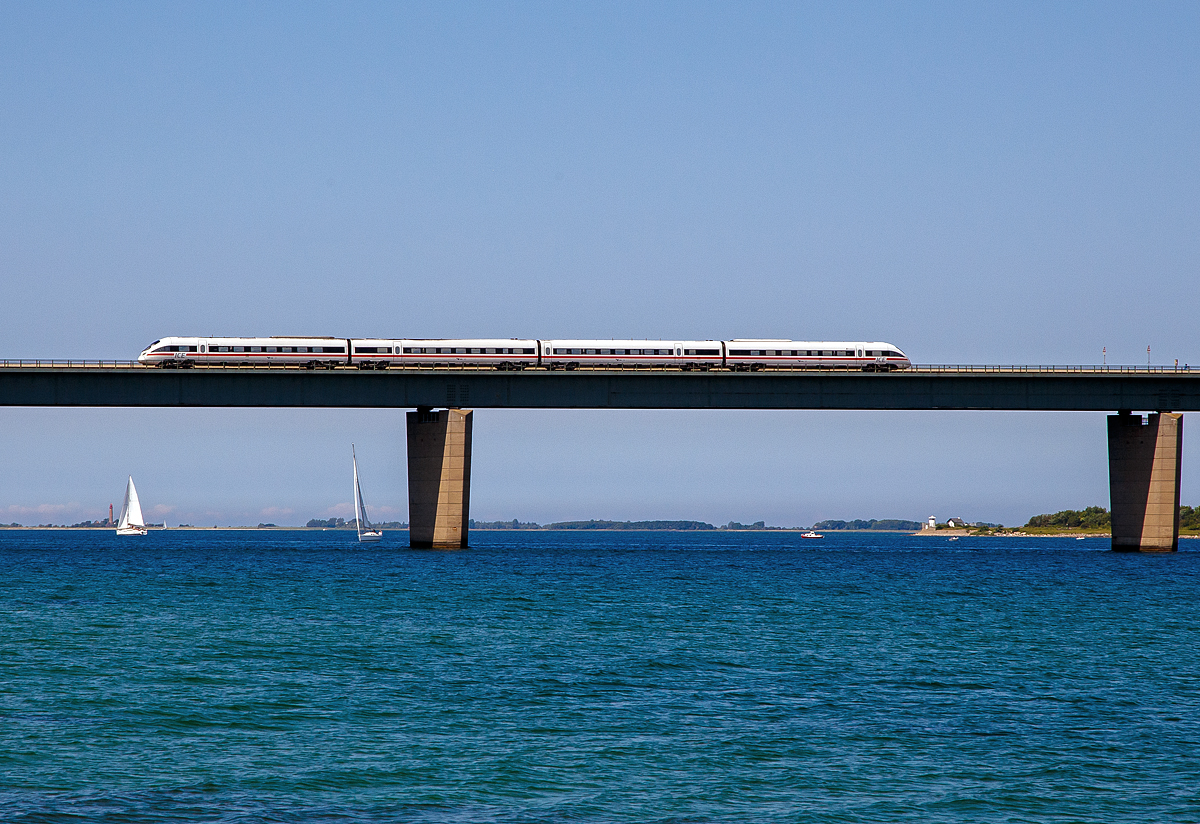 Ein ICE TD (Baureihe 605) bzw. VT 605, fährt am 15.06.2015 über die Fehmarnsundbrücke in Richtung Festland, aufgenommen von  Grossenbroder Fähre. 