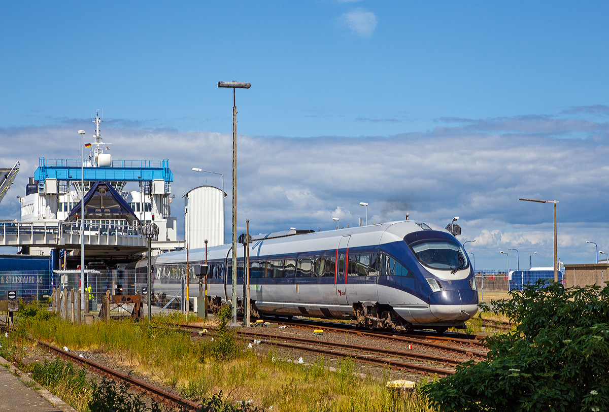 
Ein ICE TD bzw. VT 605, der TZ 5506 im Look der DSB (95 80 0605 006-5 D-DB/ 95 80 0605 106-3 D-DB / 95 80 0605 206-1 D-DB / 95 80 0605 506-4 D-DB) verl�sst am 15.06.2015 in Puttgarten die d�nische Scandlines F�hre  Prins Richard .  

Die DB ist nun dem Wunsch der DSB nachgekommen, sechs der insgesamt 13 D�nemark-Fahrzeuge in den Hausfarben der DSB bekleben zu lassen, da diese auch im innerd�nischen Verkehr eingesetzt werden. Als erstes Fahrzeug ist der Triebzug 5506 (605 006) seit 24. M�rz 2014 im Einsatz, dem Vernehmen nach soll der Triebzug 5505 (605 005) in K�rze folgen. Die Triebz�ge sind nach wie vor Eigentum der DB AG.

Die F�hren, welche ein Eisenbahngleis haben, werden von der deutsch-d�nischen  Reederei Scandlines betrieben.  Nach der Wiedervereinigung Deutschlands fusionierten am 1. Januar 1994 die beiden deutschen Staatsbahnen (Deutsche Bundesbahn und Deutsche Reichsbahn) zur Deutschen Bahn AG. Die von beiden Eisenbahnen betriebenen Trajektdienste waren bereits zum 1. April 1993 jeweils ausgegliedert und zur Deutschen F�hrgesellschaft Ostsee mbH (DFO) vereinigt worden. Das neu entstandene Unternehmen baute seine Routen aus und modernisierte die Flotte.

1995 wurde von der D�nischen Staatsbahn deren F�hrreederei als DSB Rederi A/S ausgegliedert und 1997 in Scandlines A/S umbenannt. Am 21. Juli 1998 schloss sich die DFO mit der d�nischen Scandlines A/S zusammen, es entstand die Scandlines AG. Eigent�mer blieben weiterhin die Deutsche Bahn AG sowie das K�nigreich D�nemark, vertreten durch das Verkehrsministerium.

