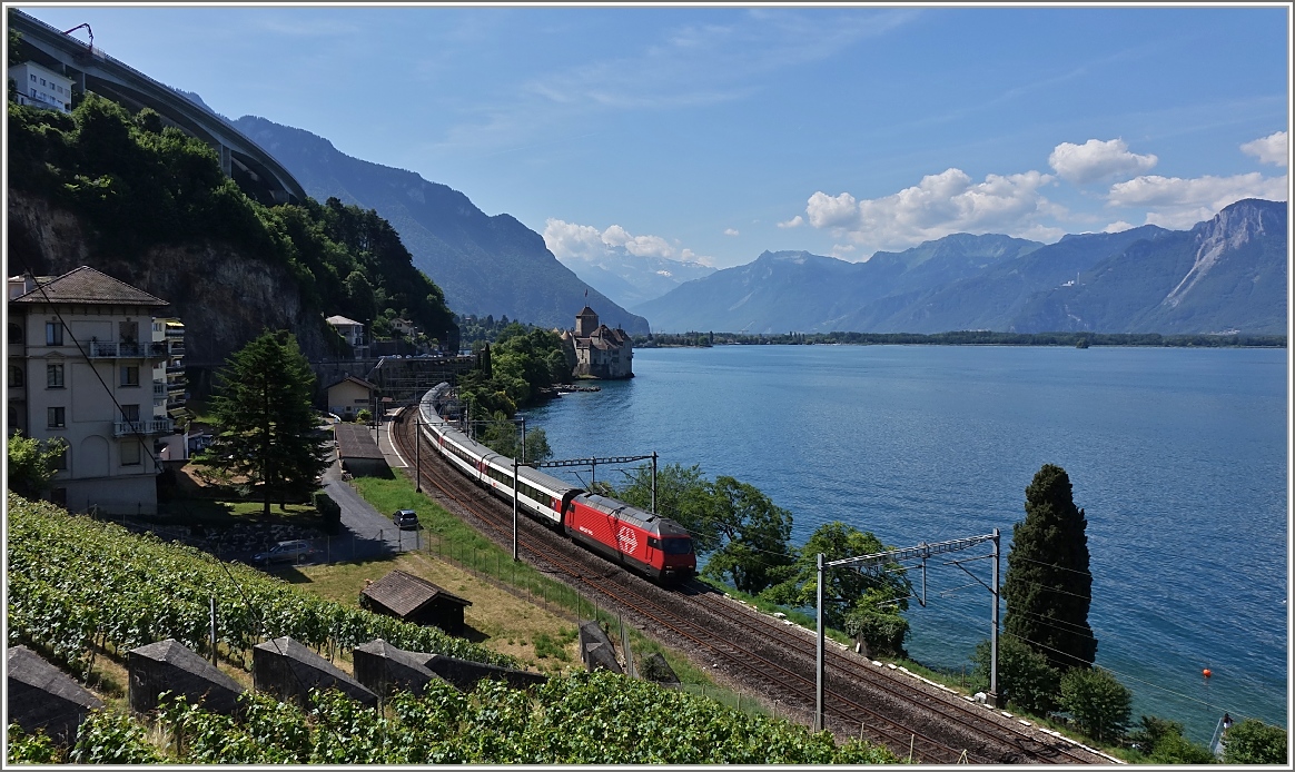 Ein Interregio fährt auf seinem Weg nach Genf Flughafen am Château de Chillon vorbei.
(27.06.2014)