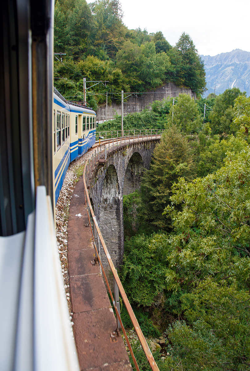 
Ein kleiner Eindruck der Ferrovia Vigezzina /Centovallibahn aus dem Zug....
Am 15.09.2017 fahren wir mit dem SSIF ABe 8/8 23 Ossola wieder Richtung Domodossola, hier sind wir zwischen Marone und Verigo (am Valle Vigezzo). 

Bei gutem Wetter ich es einfach nur toll sich die Landschaft hier aus dem Zug an zu schauen. Da ist einem die Fahrt zu schnell wieder vorbei. 