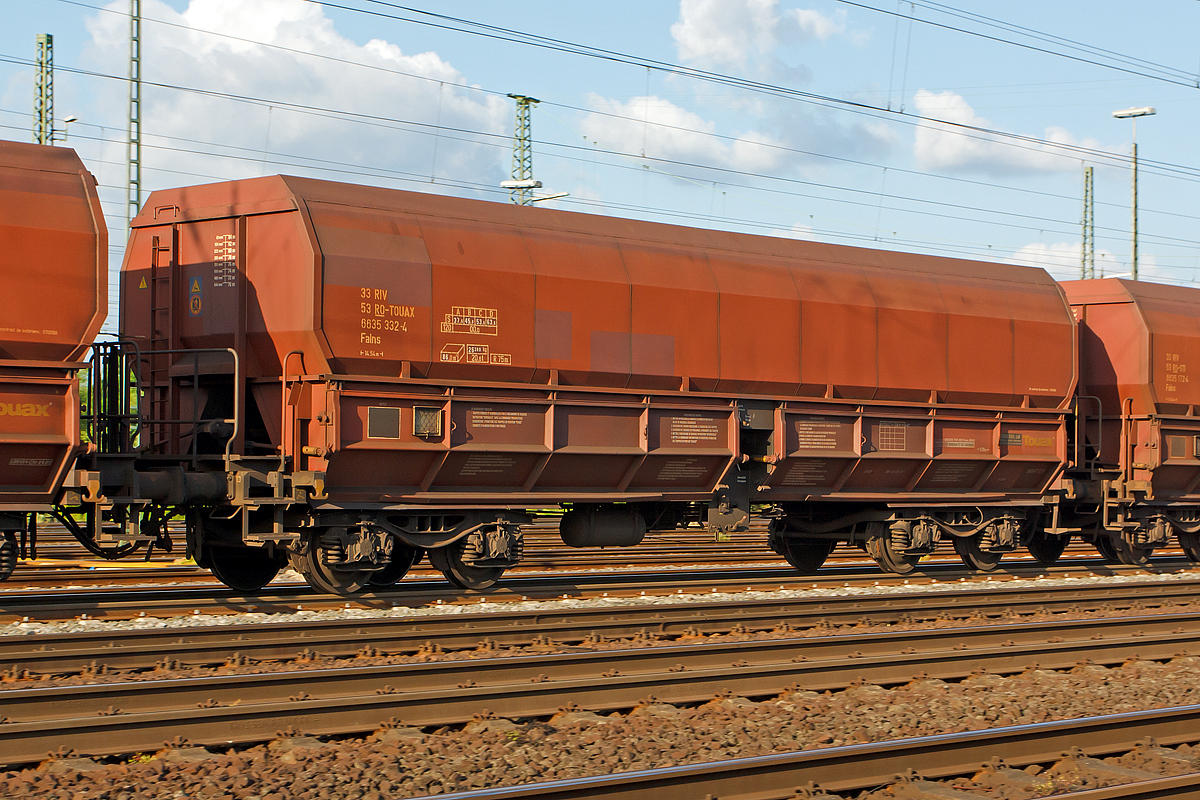 Ein Kohlewagen der Gattung Falns eingestellt als 33 RIV 53 RO-TOUAX 6635 332-4 Falns in Rum�nien (AFER), der Touax Rail Ltd am 14.06.2014 in Koblenz-L�tzel (im Zugverbund). 

TECHNISCHE DATEN:
L�nge �ber Puffer: 14.540 mm (Normalspur)
Anzahl der Achsen: 4 (in 2 Drehgestellen)
L�nge �ber Puffer: 14.540 mm
Drehzapfenabstand: 9.000 mm
Achsabstand im Drehgestell: 1.800 mm
Laufraddurchmesser: 920 mm (neu)
Max. Eigengewicht: 26.500 kg
Ladevolumen: 86 m�
Max. Ladegewicht: 63,5 t ab Streckenklasse D
H�chstgeschwindigkeit: 100 km/h (beladen) / 120 km/h (leer)
Beladung �ffnung: 12.800 mm x 1.957 mm
Entladung �ffnungen je L�ngsseite: 2 x 5.700 mm, je 610 mm hoch
Entladung per Schwerkraft, beidseitig, pneumatische Klappenbet�tigung
Kleinster bef. Gleisbogenradius: R 75 m
Intern. Verwendungsf�higkeit: RIV