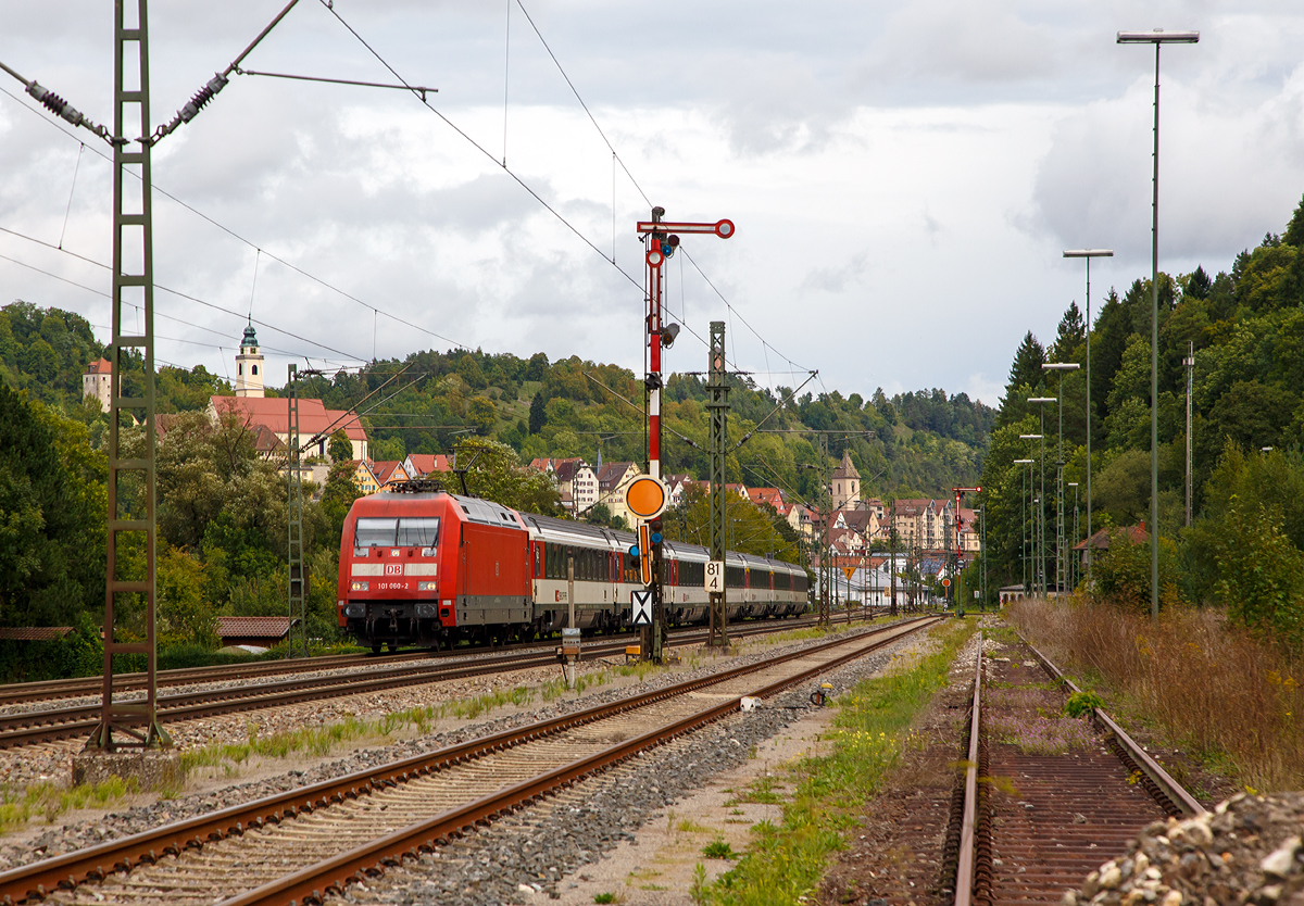 
Ein kurzer Ausflug an die Gäubahn....
Die 101 060-2 (91 80 6101 060-2 D-DB) der DB Fernverkehr AG fährt am 09.09.2017, mit dem IC 185 (Stuttgart Hbf – Singen – Schaffhausen – Zürich HB), von Horb weiter in Richtung Singen. 

Der IC befährt hier die Gäubahn (Bahnstrecke Stuttgart–Hattingen / KBS 740), diese ist die im südlichen Baden-Württemberg verlaufende 148,5 Kilometer lange Eisenbahnstrecke von Stuttgart in Richtung Bodensee. Sie geht in Hattingen (Baden) in die Badische Schwarzwaldbahn über. Die Strecke wurde in den Jahren 1866 bis 1879 von den Königlich Württembergischen Staats-Eisenbahnen erbaut. Jedoch erhielt die Strecke erst zur Zeit der Deutschen Reichsbahn durch den Bau der Verbindungskurve zwischen Tuttlingen und Hattingen (Baden) 1934 ihren gegenwärtigen Verlauf. Heute verkehren auf der teilweise eingleisigen, aber vollständig elektrifizierten Hauptbahn Intercity-Züge von Stuttgart nach Zürich. Darüber hinaus gibt es auf der Gäubahn ein vielfältiges Nahverkehrsangebot unterschiedlicher Eisenbahnverkehrsunternehmen. Die Gäubahn ist überdies eine bedeutende Strecke im Nord-Süd-Güterverkehr.

Die Strecke ist Teil des TEN-Gesamtnetzes, das bis Ende 2050 ausgebaut werden soll.