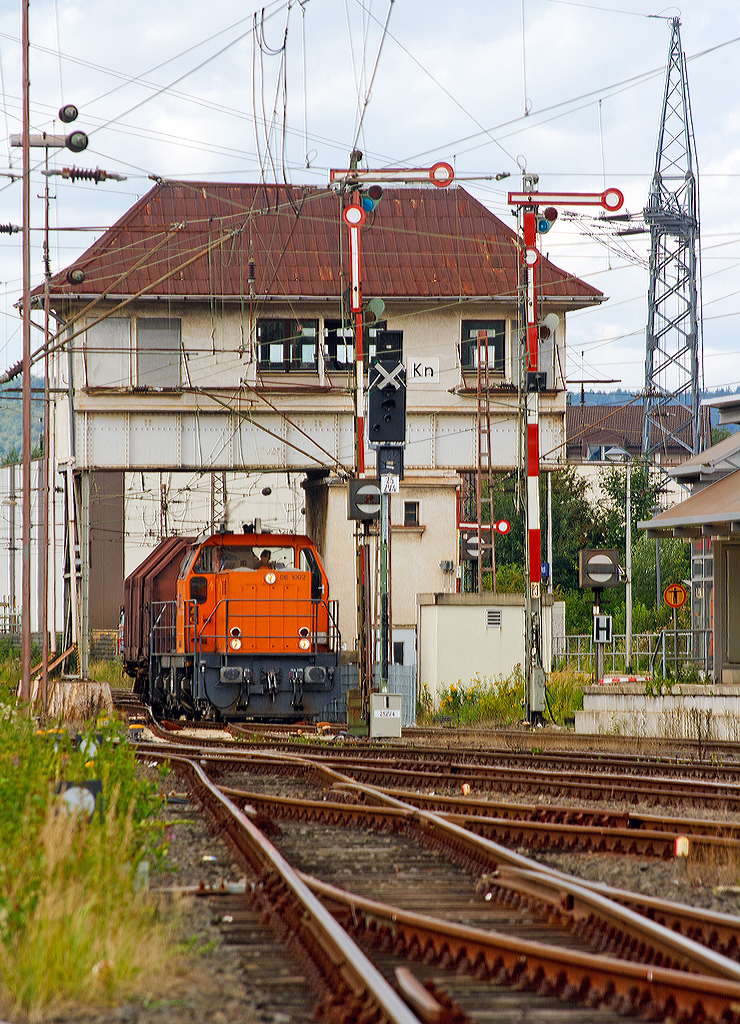 
Ein kurzer Güterzug....
Die Lok 41  (98 80 0272 008-0 D-KSW), eine MaK DE 1002, der Kreisbahn Siegen-Wittgenstein (KSW) fährt am 12.08.2014 mit einem 6-achsigem Teleskophaubenwagen der Gattung Sahimms-u 900, auf Gleis 3 unter dem Reiterstellwerk Kreuztal Nord (Kn) hindurch, bzw.  durch den Bahnhof Kreuztal in Richtung Rangierbahnhof. 

Hinweis: Aufgenommen von öffentlicher Straße  (Zuschnitt aus Teleaufnahme).
