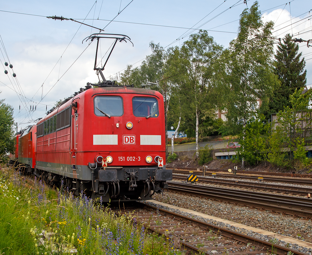 
Ein Lokzug der DB Schenker Rail Deutschland AG am 18.06.2015 beim rangieren in Kreuztal, es waren die 151 002-3, 152 026-1 und 155 216-1. 

Der Zug kam aus dem Abstellbereich und fuhr gleich drauf, nach einem Fahrtrichtungswechsel, in Richtung Hagen los.