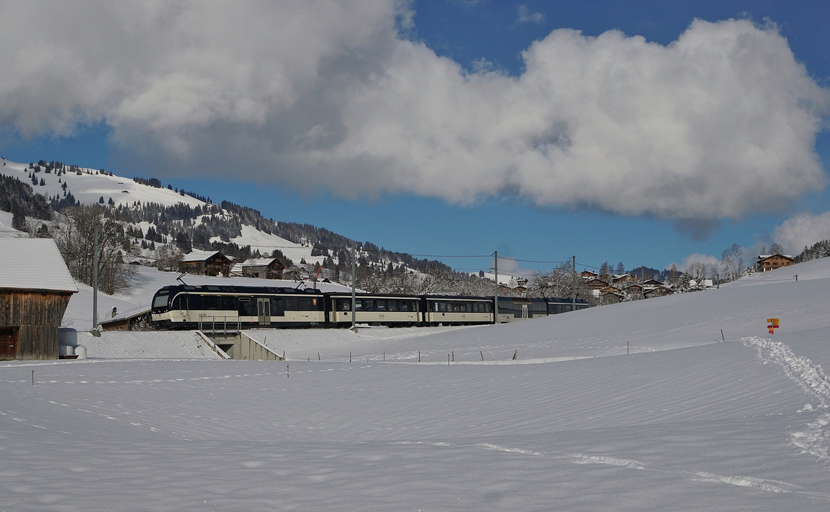 Ein MOB Alpina Regionalzug auf der Fahrt von Montreux nach Zweisimmen kurz vor Gruben. 

2. Feb. 2018 