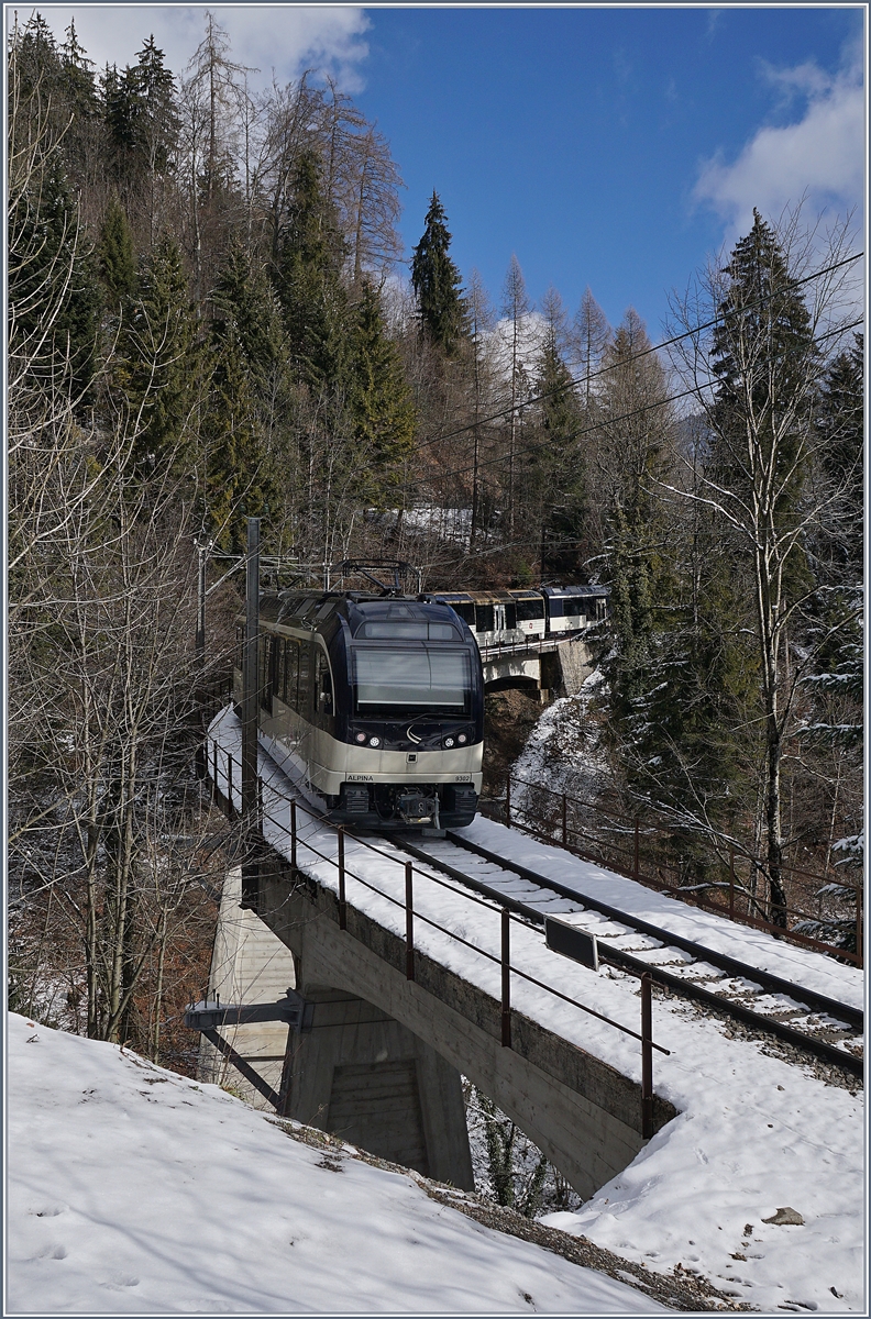 Ein MOB  Alpina  Regionalzug von Montreux nach Zweisimmen zwischen Sendy-Sollard und Les Avants.
03. Feb. 2018
