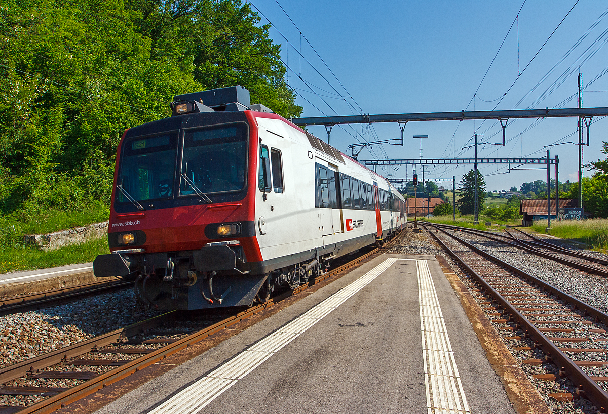 
Ein modernisierter vierteiliger NPZ geführt von einem SBB RBDe 560  fährt am 28.05.2012 als S 21 (Payerne - Lausanne) in den Bahnhof Puidoux-Chexbres ein.
