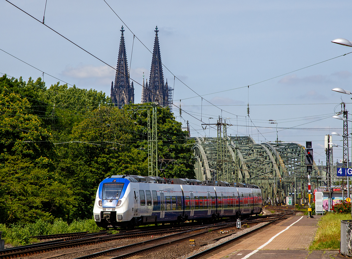 
Ein National Express fünfteiliger Bombardier Talent 2 erreicht am 01.06.2019 den Bahnhof Köln Messe/Deutz.