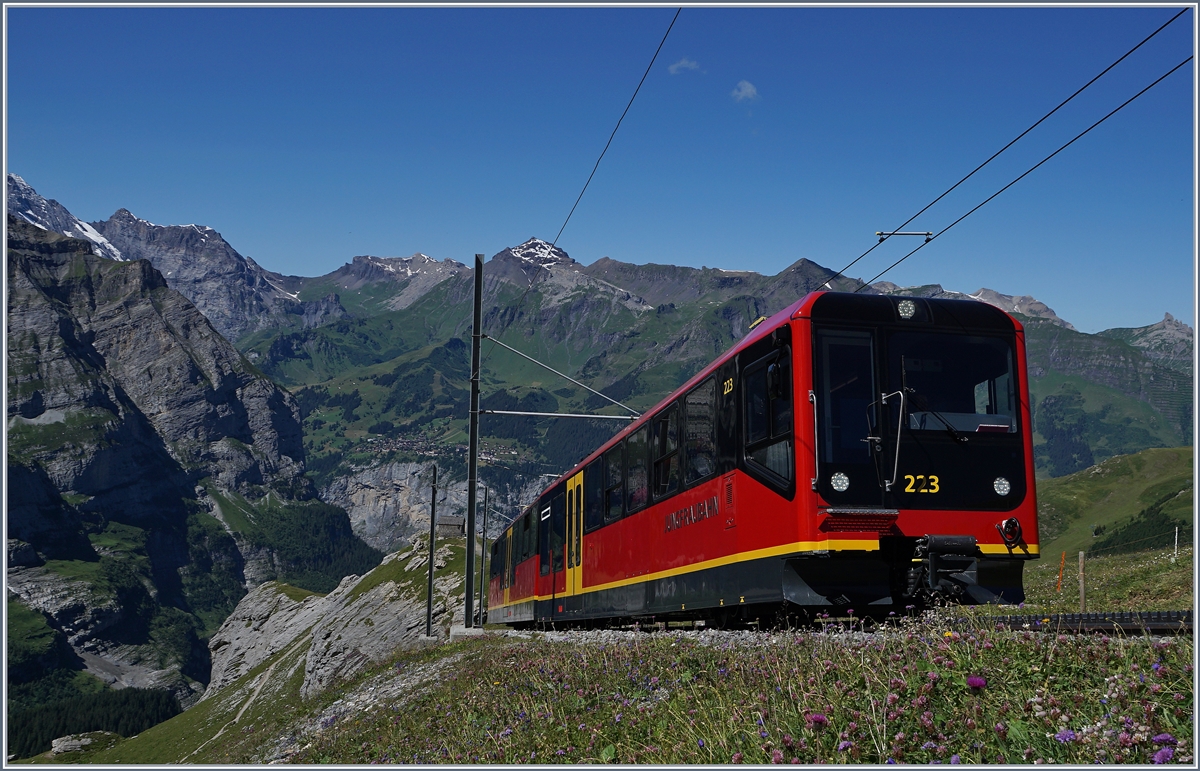 Ein neuer Jungfrau Bahn Triebzug auf dem Weg zum Joch kurz vor der Station Eigergletscher.
8. August 2016