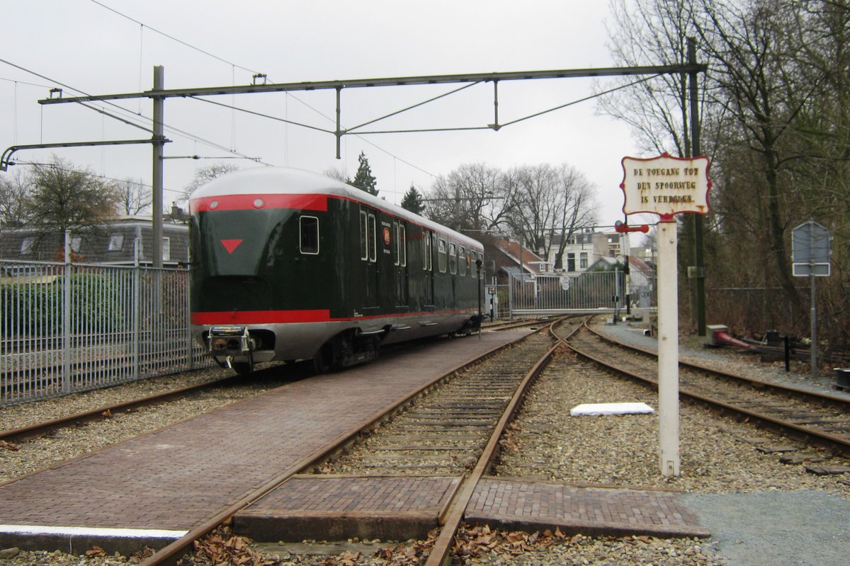 Ein PEc -Postwagen,die mit Stromlinienzüge Mat '36, '40 und '46 mitfuhr, steht am 4 März 2012 ins NSM in Utrecht. 