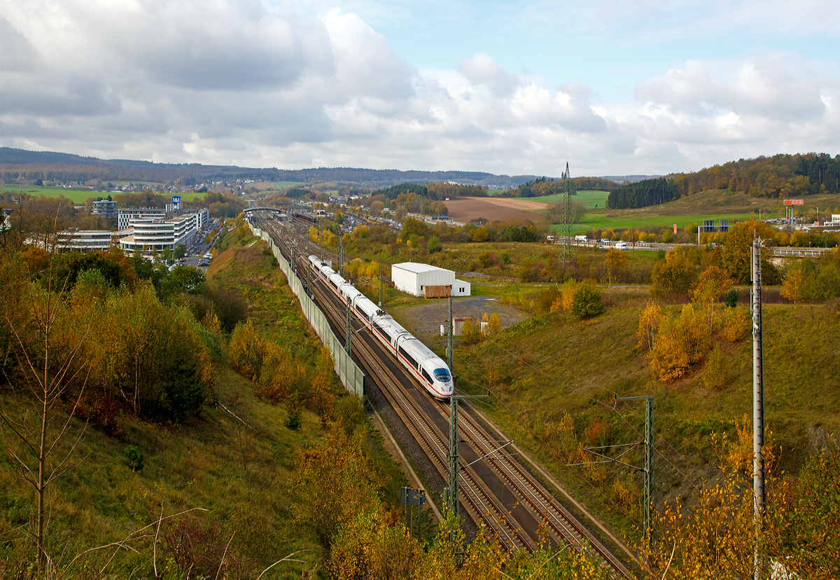 
Ein in Richtung K�ln fahrender ICE 3 (BR 403) hat am 30.10.2017 gerade den 2.395 m langen Himmelbergtunnel verlassen und erreicht nun bald den ICE-Bahnhof Montabaur, an der Schnellfahrstrecke K�ln–Rhein/Main (KBS 472). 