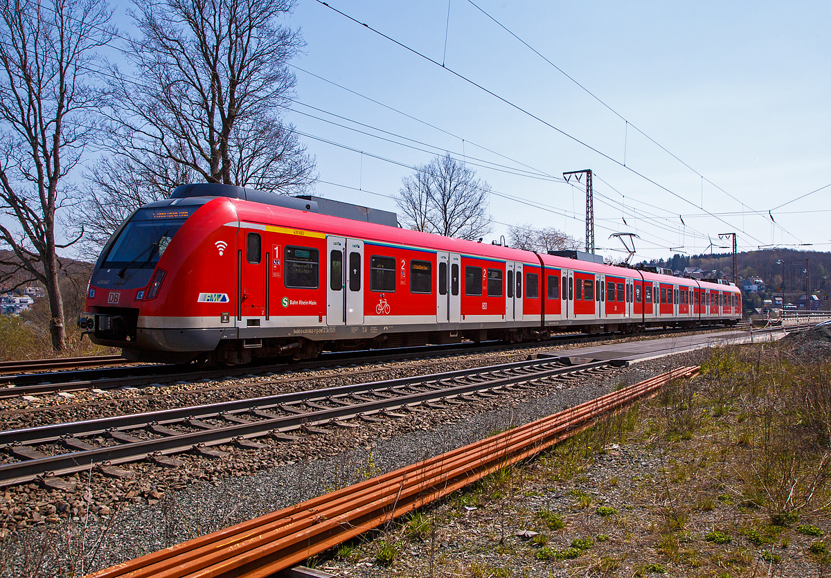 Ein S-Bahn-Triebwagen auf Abwegen...
Der ET 430 662 / 430 162 der S-Bahn Rhein-Main fährt am 28.04.2021 auf der Dillstrecke (KBS 445), durch Rudersdorf (Kreis Siegen) in nördlicher Richtung.

Nochmals einen lieben Gruß an den netten Tf zurück.
