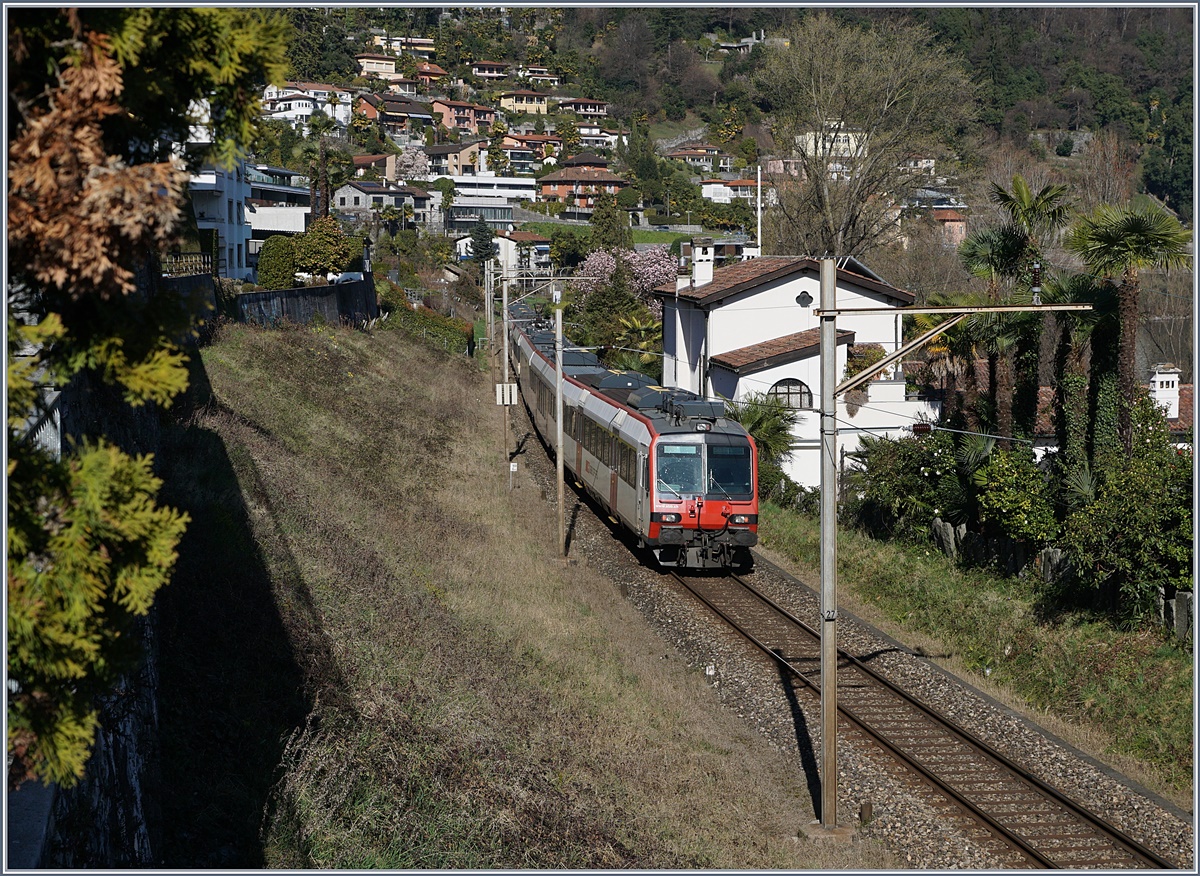 Ein SBB Domino hat Locarno verlassen und fährt nun Richtung Tenero.
14. März 2017