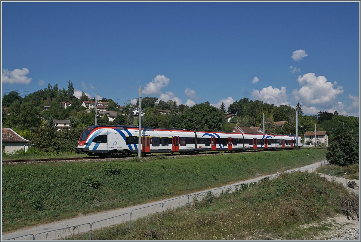 Ein SBB LEX RABe 522 ist in Pougny-Chancy als SL6 auf dem Weg nach Bellegarde. 
Die Fotostelle - ein hoher Kieshaufen - ist heute leider nicht mehr verfügbar, da steht jetzt ein Wohnhaus.

6. Sept 2021