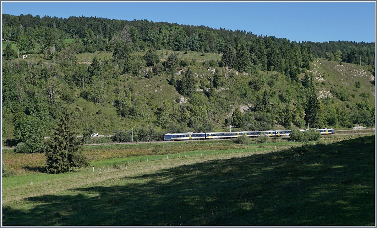 Ein SBB NPZ als RE 18123 auf der Fahrt von Frasne nach Neuchâtel kurz nach Le Frambourg (F). 

4. Sept. 2019
