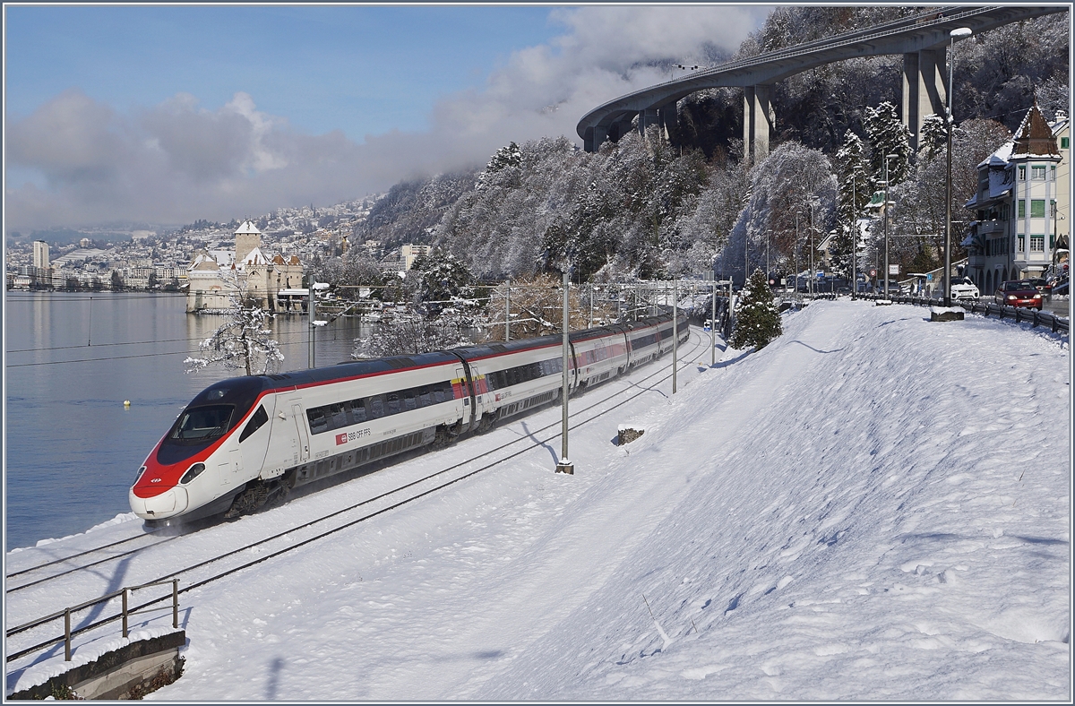 Ein SBB RABe 503 (ETR 610) auf der Fahrt nach Genève in der verschneiten Landschaft beim Château de Chillon.

29. Jan. 2019