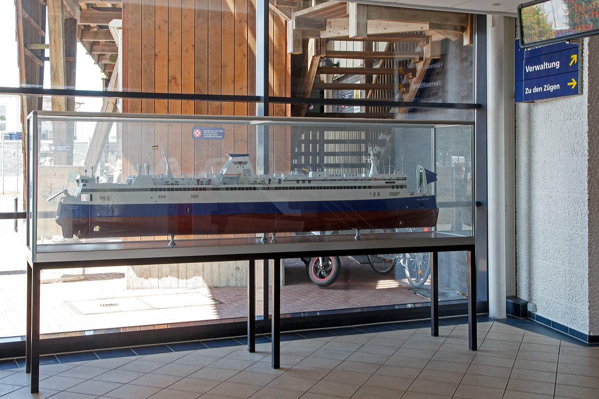 
Ein Schiff als Bahnbild, der Bahnbezug ist gleich doppelt vorhanden...
Modell der FS Karl Carstens ausgestellt im Bahnhof Puttgarden, hier am 15.06.2015. 

Die Karl Carstens war eine kombinierte RoRo- und Eisenbahnfähre der DB Deutschen Bundesbahn (1986 bis 1993) und der DFO - Deutschen Fährgesellschaft Ostsee (1993 bis 1997), die von 1986 bis 1997 auf der Vogelfluglinie eingesetzt war. 

Am 1. Juni 1986 nahm die Karl Carstens ihren fahrplanmäßigen Dienst zwischen dem Fährbahnhof Puttgarden und Rødby Færge auf. 

Als Anfang der 1980er Jahre die Vogelfluglinie jährlich neue Beförderungsrekorde aufstellte und die Dänischen Staatsbahnen (DSB) entsprechend immer größerer Fährschiffe einsetzte, musste die DB die voll ausgelastete Deutschland durch einen Neubau mit 60 Prozent mehr Kapazität ergänzen. Die Theodor Heuss genügte den Ansprüchen nicht mehr und war für Gefahrgüter umgerüstet worden. Der Auftrag erging am 18. Oktober 1984 an die Kieler Howaldtswerke-Deutsche Werft. Der Bund gewährte 12,5 Prozent Wettbewerbshilfe, eine Förderung, die eigentlich nur privaten Reedern vorbehalten war.

Das neue Flaggschiff der DB wurde nach nur 17 Monaten Bauzeit am 2. Mai 1986 abgeliefert und von Veronica Carstens auf den Namen ihres Mannes getauft. Im persönlichen Gespräch dankte Alt-Bundespräsident Karl Carstens den Werftarbeitern für die solide und gute Wertarbeit an „seinem Schiff“. 

Mit diesem Schiff kamen erstmals Stabilisatoren gegen unruhige See zum Einsatz. Die Einrichtungen entsprachen denen der anderen Fährschiffe auf dieser Fährstrecke.

Mit der Gründung der Deutschen Fährgesellschaft Ostsee mbH (DFO) wurde die Karl Carstens, zusammen mit der Deutschland und der Theodor Heuss, am 1. Juli 1993 privatisiert. Erstes sichtbares Zeichen war die Änderung der Schornsteinembleme und am 17. Februar 1994 die Umflaggung von der Bundesdienstflagge zur Bundesflagge.

Nach einer Bestandsaufnahme hatte die DFO beschlossen, in diese Fährschiffe nicht mehr zu investieren. Mit neuen Konzepten und neuen Schiffen wollte man der Zukunft begegnen. Zusammen mit der DSB Rederi wurden 1997 vier moderne Doppelendfähren in Dienst gestellt, die Prins Richard, Prinsesse Benedikte, Schleswig-Holstein und Deutschland. Nach einer kurzen Reaktivierung, bedingt durch den Ausfall der Prinsesse Benedikte, wurde die Karl Carstens am 31. Dezember 1997 endgültig außer Dienst gestellt. 

Nach einem Umbau zur Floating Production Storage and Offloading Unit (FPSO) ist das Schiff als Helix Producer I seit 2010 für die Helix Energy Solutions Group im Golf von Mexiko eingesetzt.