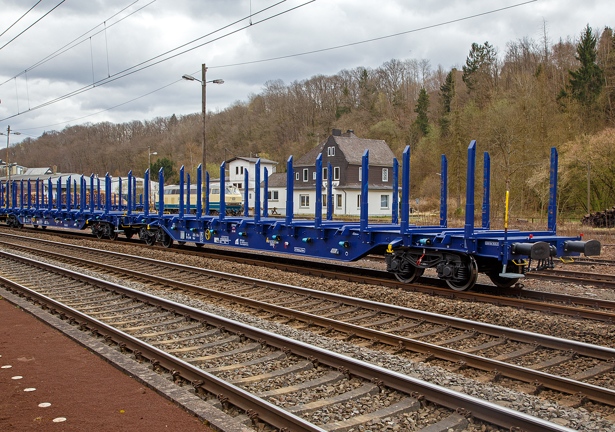 Ein sehr neuer Wagon....
Vierachsiger Drehgestell-Flachwagen mit Niederbindeeinrichtung, 37 80 4724 176-5 D-ERR, der Gattung Snps 7, der Vermietungsfirma ERR European Rail Rent GmbH (Duisburg), abgestellt am 06.04.2022, für die nächste Beladung Fichten-Rundholz, beim Kleinbahnhof Scheuerfeld/Sieg der Westerwaldbahn (WEBA). 

Der Wagen wurde 2022 vom bulgarischen Unternehmen Transwagon-AB (ТРАНСВАГОН АД) in der Hafenstadt Burgas gebaut.

Der Wagen ist für den Rundholztransport sowie für den Transport von Stahlprodukten, er besitzt 12 feste Rungenpaare und 9 Niederbindeeinrichtungen mit Spanngurte (Gurt-Windensystem).

TECHNISCHE DATEN (laut Anschriften):
Gattung: Snps
Spurweite: 1.435 mm (Normalspur)
Länge über Puffer: 22.860 mm
Drehzapfenabstand: 16.560 mm
Radsatzstand in den Drehgestellen: 1.800 mm
Laufraddurchmesser: 920 mm
Ladelänge:  21.600 mm
Ladefläche: ca. 57 m²
Eigengewicht: 25.700 kg 
Max. Zuladung: 64,3 t (ab Streckenklasse D) 
Max. Geschwindigkeit: 100 km/h / 120 km/h (leer)
Kleinster Gleisbogenhalbmesser: 75 m
Bauart der Bremse: KE-GP-A (K); Max 59 t
Bremssohle: C 810
Handbremse: Ja
Intern. Verwendungsfähigkeit: TEN-GE / G1

Bedeutung der Gattungsbezeichnung (Snps) :
S = Flachwagen mit Drehgestellen in Sonderbauart
n = Lademasse bei Lastgrenze C: m > 60 t
p = ohne Borde
s = zugelassen für Züge bis 100 km/h