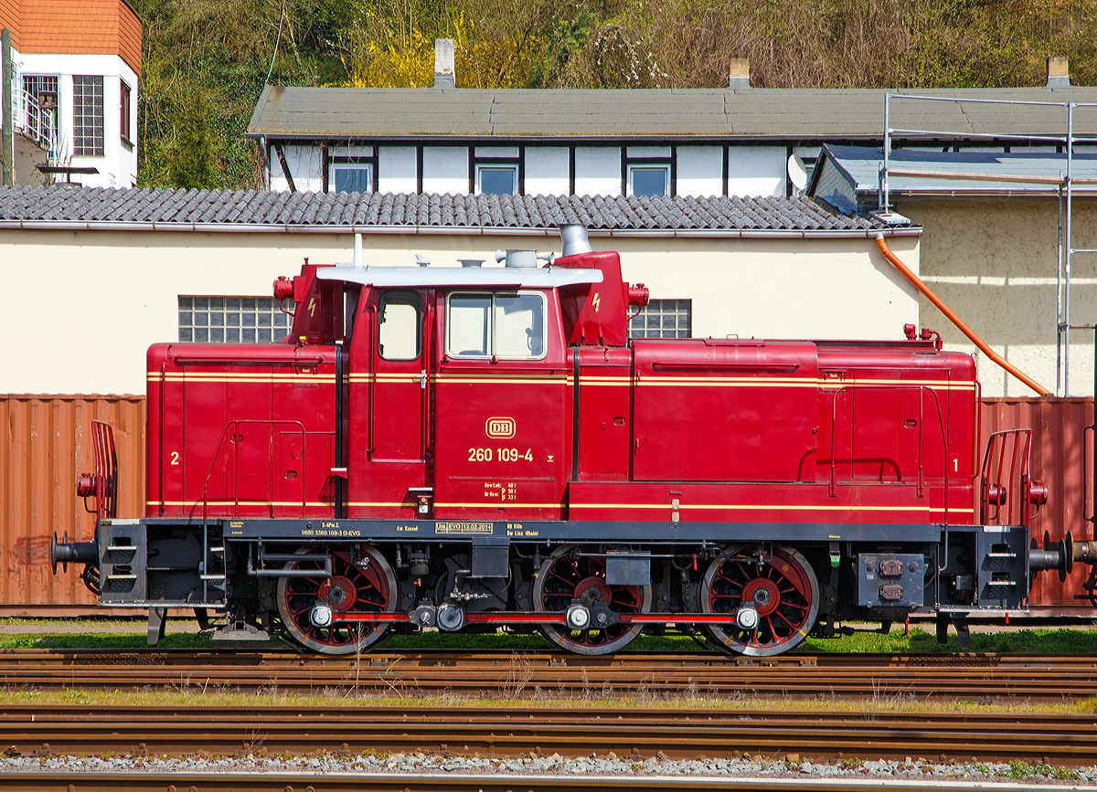 
Ein Seitenportrait einer V60 der leichten Bauart.........
Die 260 109-4 (eigentlich 98 80 3360 109-3 D-EVG) der Rheinische Eisenbahn GmbH eine Tochtergesellschaft der EVG - Eifelbahn Verkehrsgesellschaft mbH, ex DB V 60 109, ex DB 260 109-4. ex DB 360 109-3, ist am 12.04.2015 in Linz am Rhein abgestellt.

Die Lok wurde 1956 unter der Fabriknummer 600029 von MaK gebaut und als als V 60 109 Deutsche Bundesbahn geliefert. Nach der Umzeichung 1968 in 260 109-4 und 1987 in 360 109-3 wurde die V60 der leichten Bauart im Jahr 2001 bei der DB ausgemustert. 2003 ging sie an die EfW-Verkehrsgesellschaft mbH in Frechen und 2007 an die Bocholter Eisenbahngesellschaft mbH bis sie 2009 zur Rheinische Eisenbahn GmbH kam.