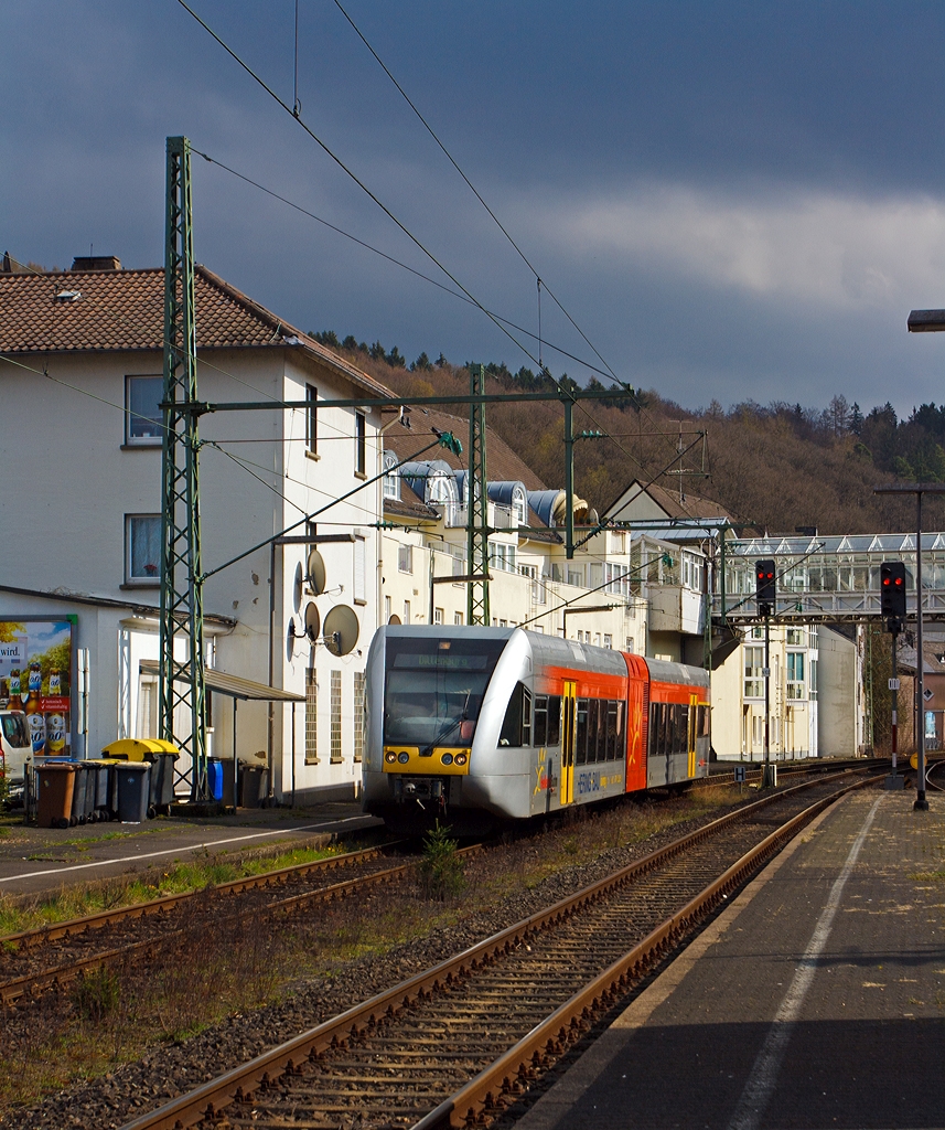 
Ein Stadler GTW 2/6 der Hellertalbahn fährt am 25.03.2014 auf Gleis 102 in den Bahnhof Betzdorf/Sieg ein.

Er fährt als RB 96  Hellertal-Bahn  die Verbindung Neunkirchen(Kr Siegen) - Herdorf - Betzdorf/Sieg (hier Umlauf HTB90416).