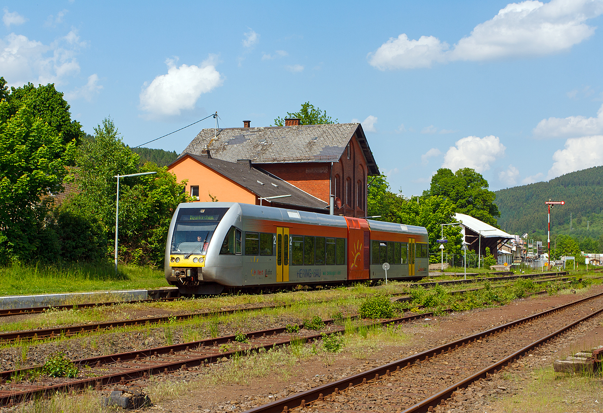 
Ein Stadler GTW 2/6 der Hellertalbahn als RB 96 (Zug-Nr. 90422) Neunkirchen - Herdorf - Betzdorf/Sieg, fährt am 24.05.2012 vom Bahnhof Herdorf weiter in Richtung Betzdorf(Sieg). Die Zugzielanzeige ist hier falsch.