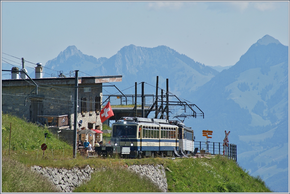 Ein Teleblick auf den Bahnhof von Jaman mit dem beiden Rochers de Naye Bhe 4/8 304 und 305. 
1. Juli 2018 