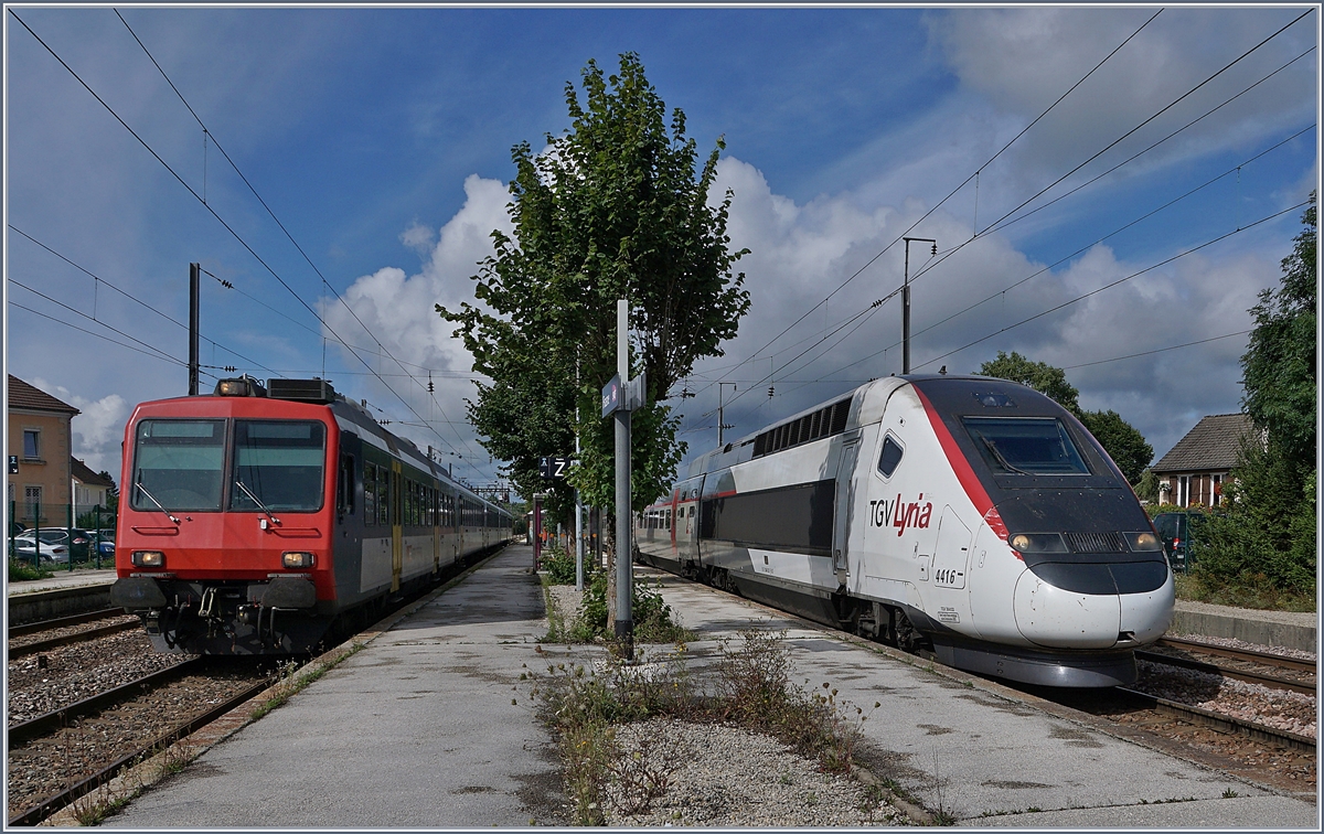 Ein TGV POS nach Lausanne vermittelt Anschluss an den SBB NPZ nach Neuchâtel. Ab dem kommenden Fahrplanwechsel verkehren bei Lyria nur noch TGV Duplex und der SBB  Colibri  wird durch einen RABe 522 ersetzt. 

Links im Bild der RE 18123 nach Neuchâtel (ab 10:53) und rechts im Bild der TGV Lyria 9261 bei der Ankunft (an 10:42) in Frasne.

13. August 2019 