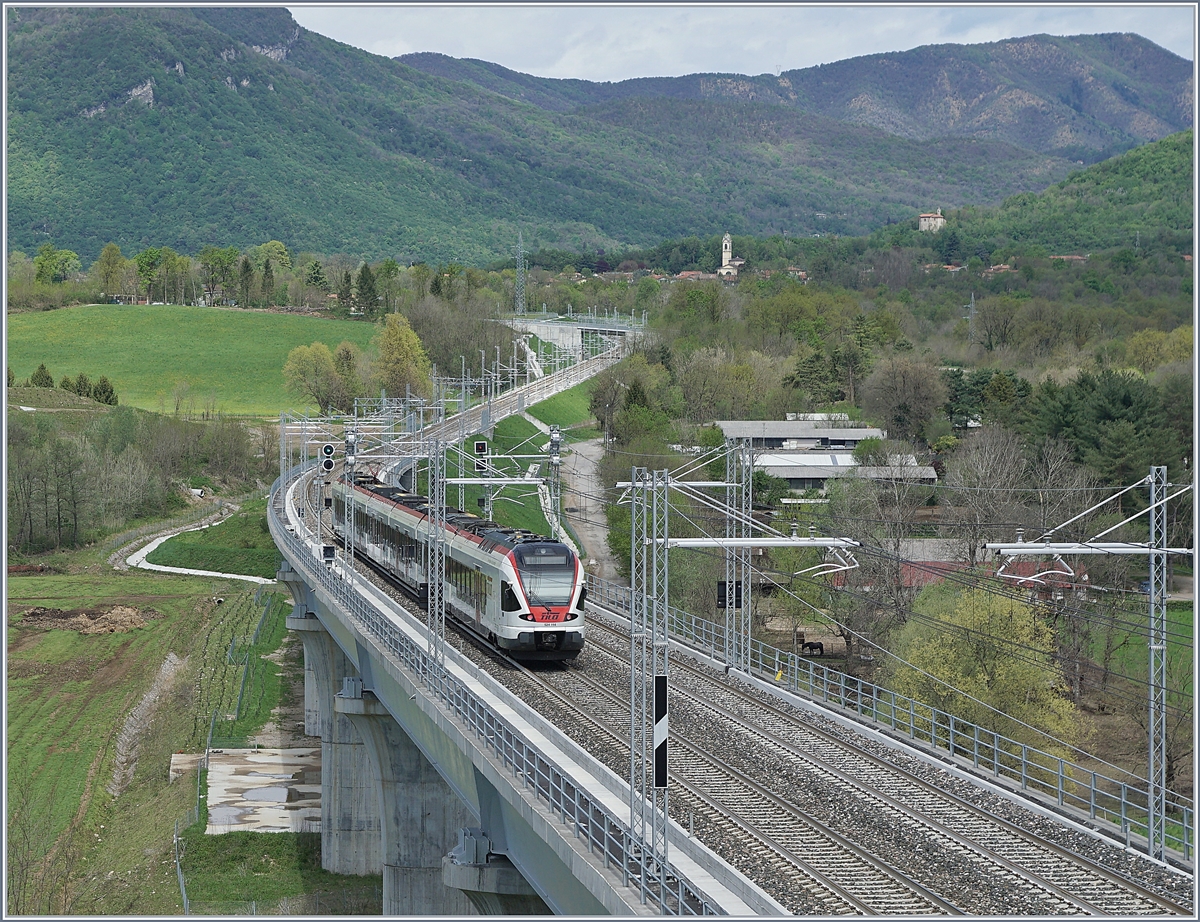 Ein TILO RABE 524 auf der Fahrt nach Varese überquert zwischen Cantello-Gaggiolo und Arcisate die 438 Meter lange Bevera Brücke. 

27. April 2019 