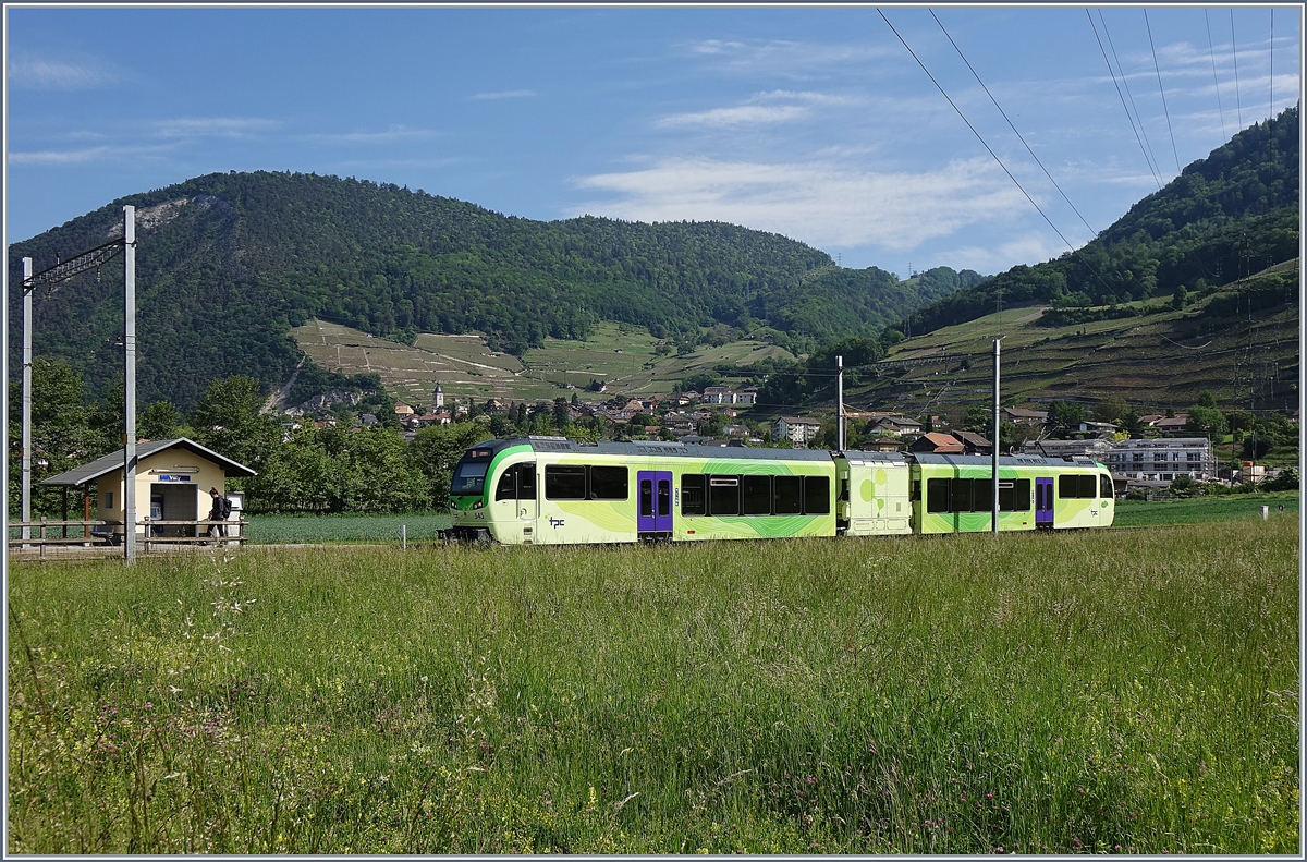 Ein TPC (AOMC ASD) BDeh 2/6 erreicht den kleinen Bahnhof von Villy.

9. Mai 2020