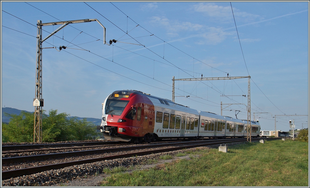 Ein TPF Flirt fährt bei Neyruz auf der Fahrt vo n Fribourg nach Bulle an den wohl letzten alten Fahrleitungsmasten zwischen St.Gallen und Genève vorbei.
6. August 2015