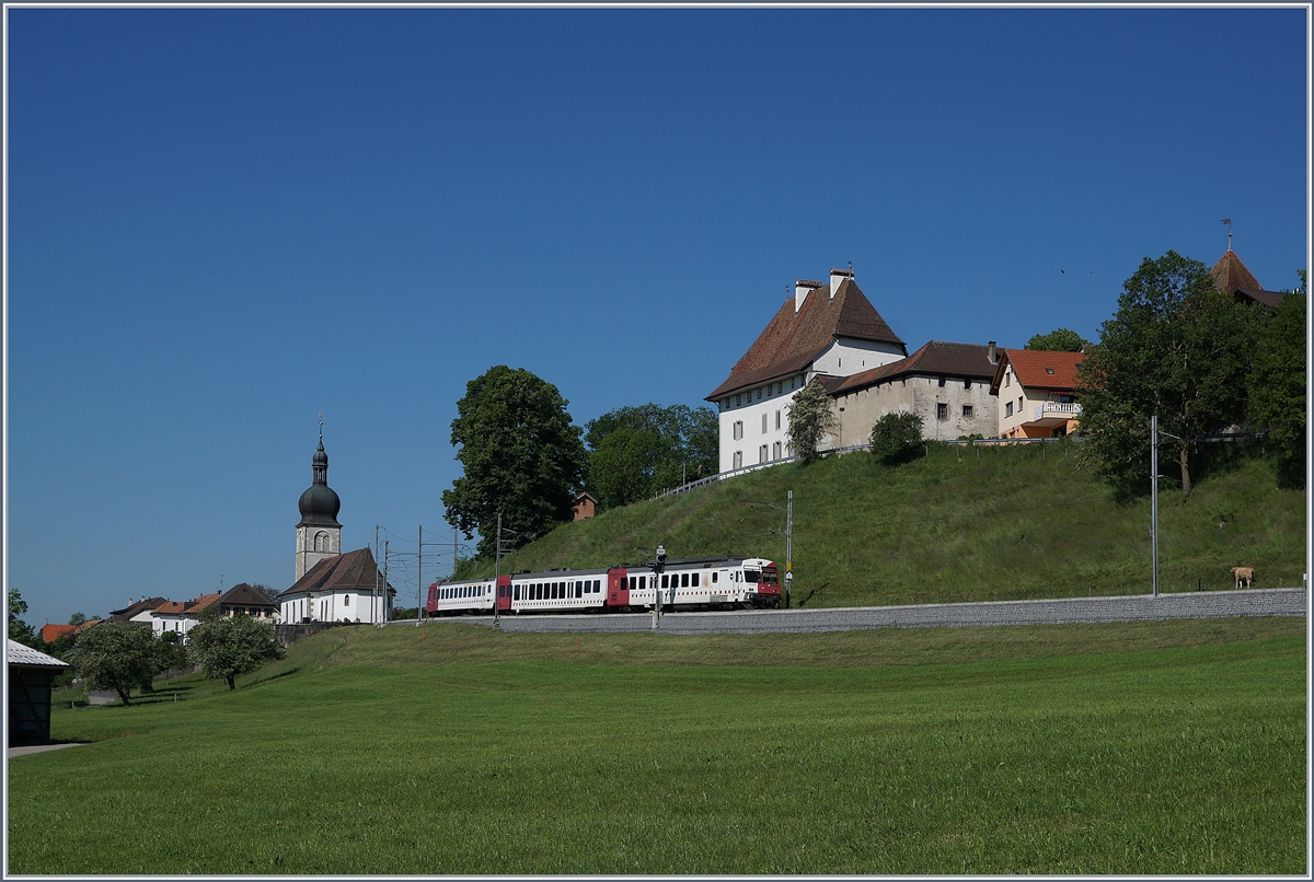 Ein TPF RBDe 567 Pendelzug auf der Fahrt in Richtung Bulle bei Vaulruz. 

19. Mai 2020