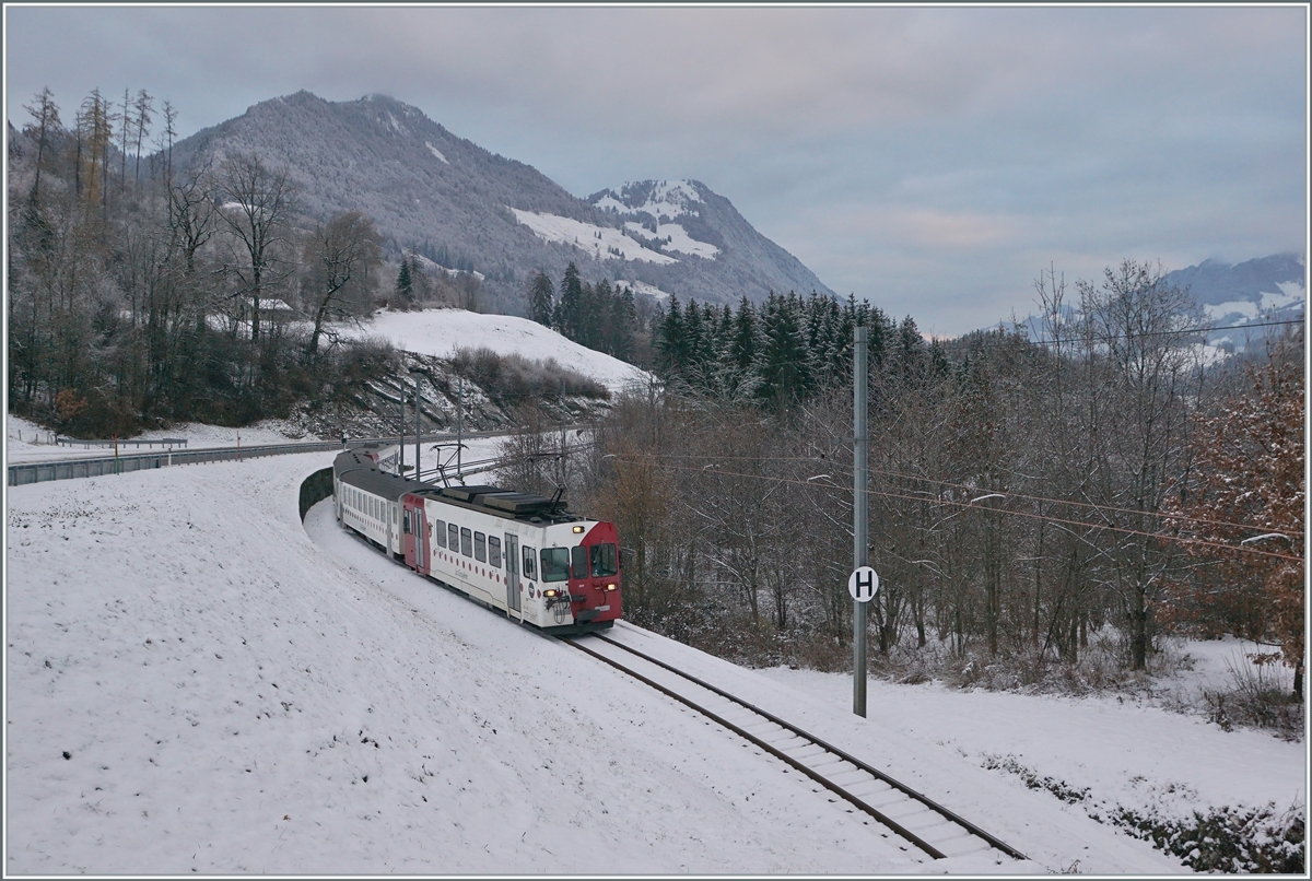 Ein TPF Regionalzug mit dem Be 4/4 121, B 207, B209 and ABt 221 bei Lessoc auf dem Weg nach  Montbovon.

3. Dezember 2020