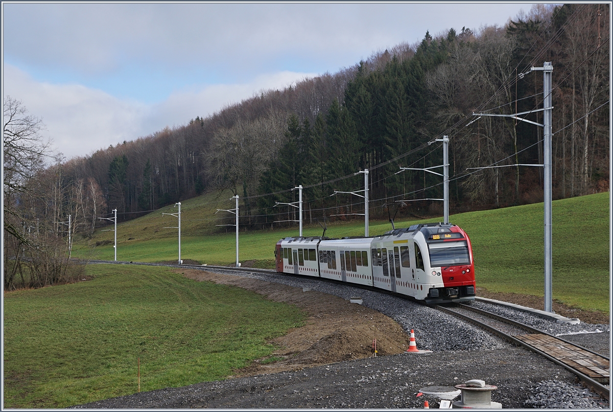 Ein TPF SUR als Regionalzug auf dem Weg nach Bulle kurz nach Remaufens, wo bei der Sanierung der Strecke diese leicht begradigt wurde. 

28. Dez. 2019
