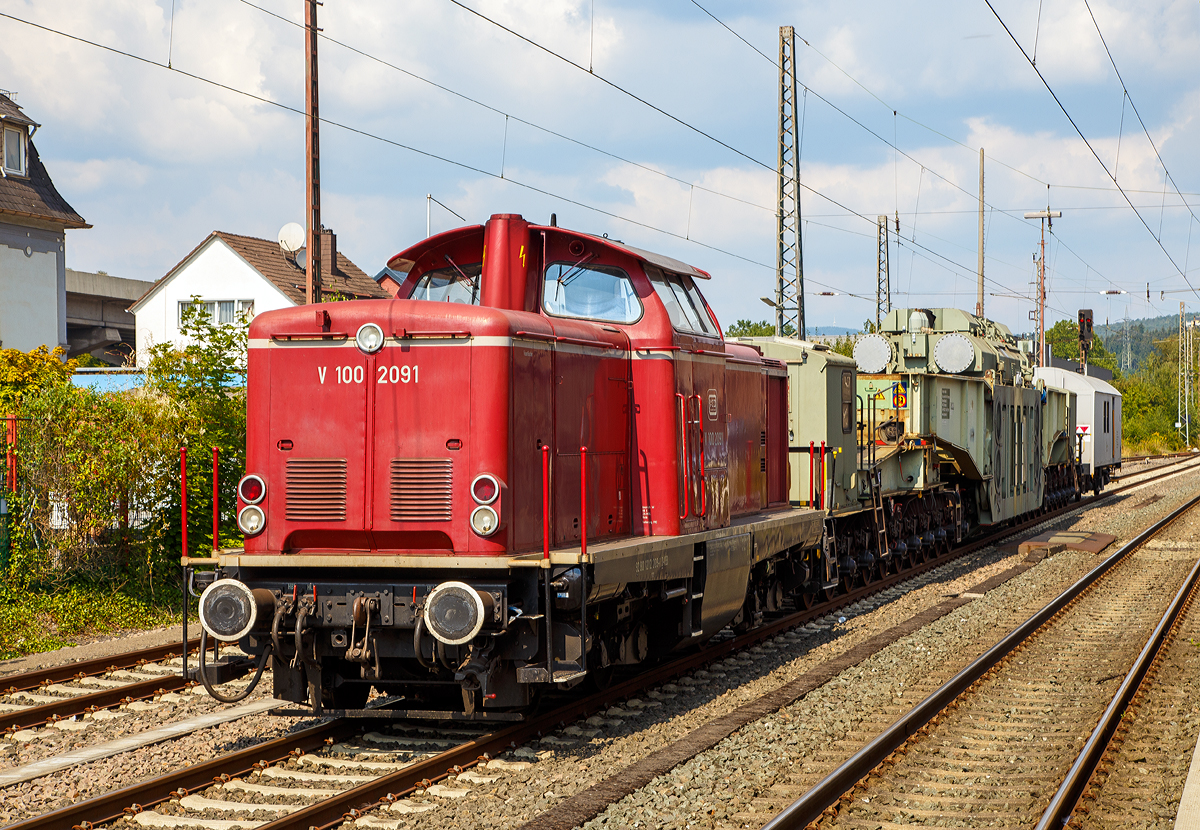 Ein Trafotransport der Amprion GmbH, ex RWE Energie AG, steht am 25.08.2019 im Bahnhof Siegen-Geisweid, da es erst wieder in der folgenden Nacht über die Siegstrecke weiter nach Wesel zum Schrott gehen kann.
Der Zugverband bestand aus der Zuglok V100 2091 (92 80 1212 209-1 D-VEB) der VEB - Vulkan-Eifel-Bahn, dem 20-achsigen Tragschnabelwagen der Gattung Uaai 687.9 (84 80 996 0 003-5 D-AMPR) beladen mit Trafo und dem Begleitwagen (40 80 1501 003-1 D-AMPR).
