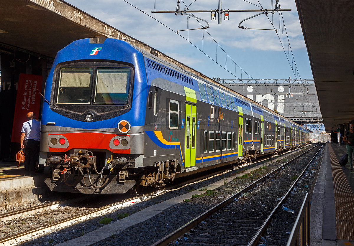 Ein Trenitalia „Vivalto“- Doppelstock-Wendezug am 13.07.2022 im Bahnhof Roma Termini (der Hauptbahnhof in Rom). Hier am Zugschluss der Trenitalia „Vivalto“-Steuerwagen 50 83 86-78 170-4 I-TI der Gattung npBH.

In den letzten Jahren werden bei Trenitalia f�r RegioExpress-Z�ge die Vivalto-Wagen eingesetzt, Zuglok ist meist eine E.464 (Bombardier TRAXX P160 DCP). Einige Wagen sind auch bei Trenord und den Ferrovie Emilia Romagna zu finden. Von dieser zweite Serie der CDPTR-Wagen (Carrozza Double Deck for Regional Transport) wurden 350 Wagen ab 2012, gebaut von AnsaldoBreda / Hitachi Rail Italy, in Dienst. Die sechsteiligen Doppelstock-Wendez�ge haben eine Kapazit�t von etwa 1.000 Fahrg�sten, darunter 700 Sitzpl�tze und ein Fahrradabteil. 

Nach der Einf�hrung der neuen DPR-Lackierung bei den Elektroz�gen ETR 425  Jazz , basierend auf grau mit blau/orangefarbenen B�ndern und gr�nen T�ren, wurde die gleiche Lackierung auch auf andere Fahrzeuge des Fuhrparkeres f�r Regionalz�ge der Trenitalia ausgedehnt, einschlie�lich der modernen Doppelstockwagen  Vivalto .

Das „Vivalto“-Logo in der Mitte der Seitenteile blieb zun�chst auch in der neuen Lackierung unver�ndert, allerdings mit einem Farbwechsel f�r die horizontale Linie, um besser mit dem neuen grafischen Design zu harmonieren.

TECHNISCHE DATEN: 
Spurweite: 1.435 mm
L�nge �ber Puffer:  27.110 mm (Mittelwagen 26.400 mm)
Breite: 2.725 mm
H�he: 4 300 mm
Drehzapfenabstand: 20.000 mm
Achsstand im Drehgestell:  2.500 mm
Fu�bodenh�he:  380 mm (Unterdeck) / 2.325 mm (Oberdeck)
Sitzpl�tze:  93 (2. Klasse, im Steuerwagen) 
Eigengewicht: 53 t (Mittelwagen ca. 50 t)
H�chstgeschwindigkeit:  160 km/h
Bremsbauart:  Freno 0-P-A