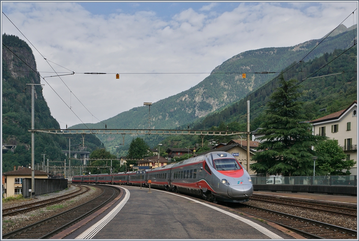 Ein Trenitalia ETR 610 als EC 153 von Luzern nach Milano bei der Durchfahrt in Faido.
21. Juli 2016