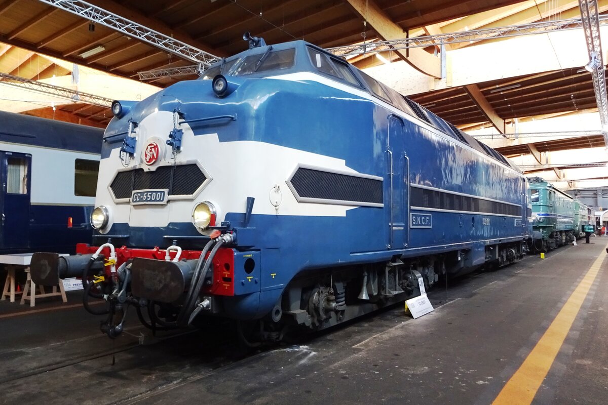 Ein U-Boot auf die Gleise! Nicht n�r die DR/DB hatten eine U-Boot mit der Reihe 119/219/229, sondern auch die SNCF mit die Reihe CC 65000, die Sous-Marins (U-Bote) genannt wurden. Davon ist 65001 als Museumsst�ck erhalten geblieben, hier ins Cite du Train in Mulhouse am 30 Mai 2019 fotografiert.